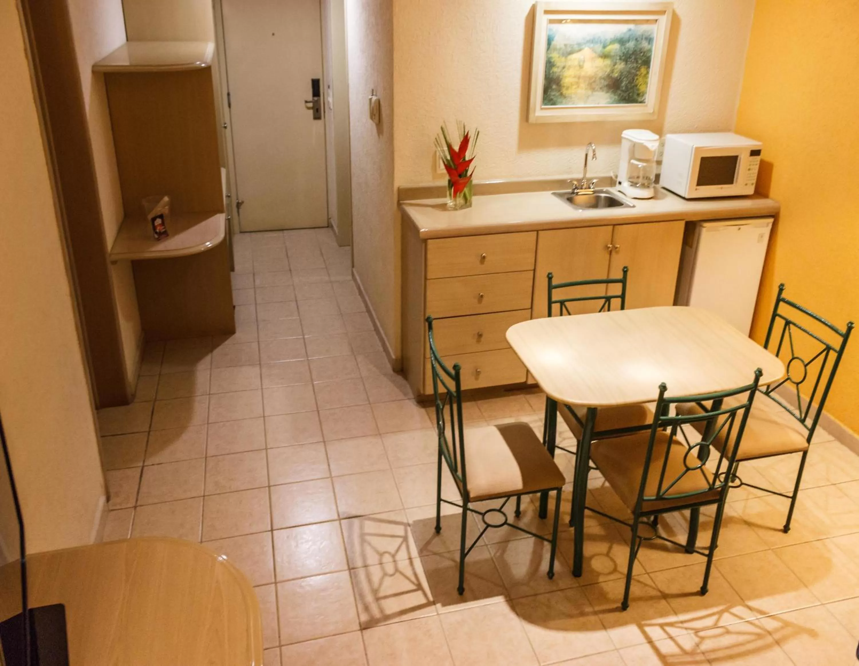 Dining area in Plaza Inn Express