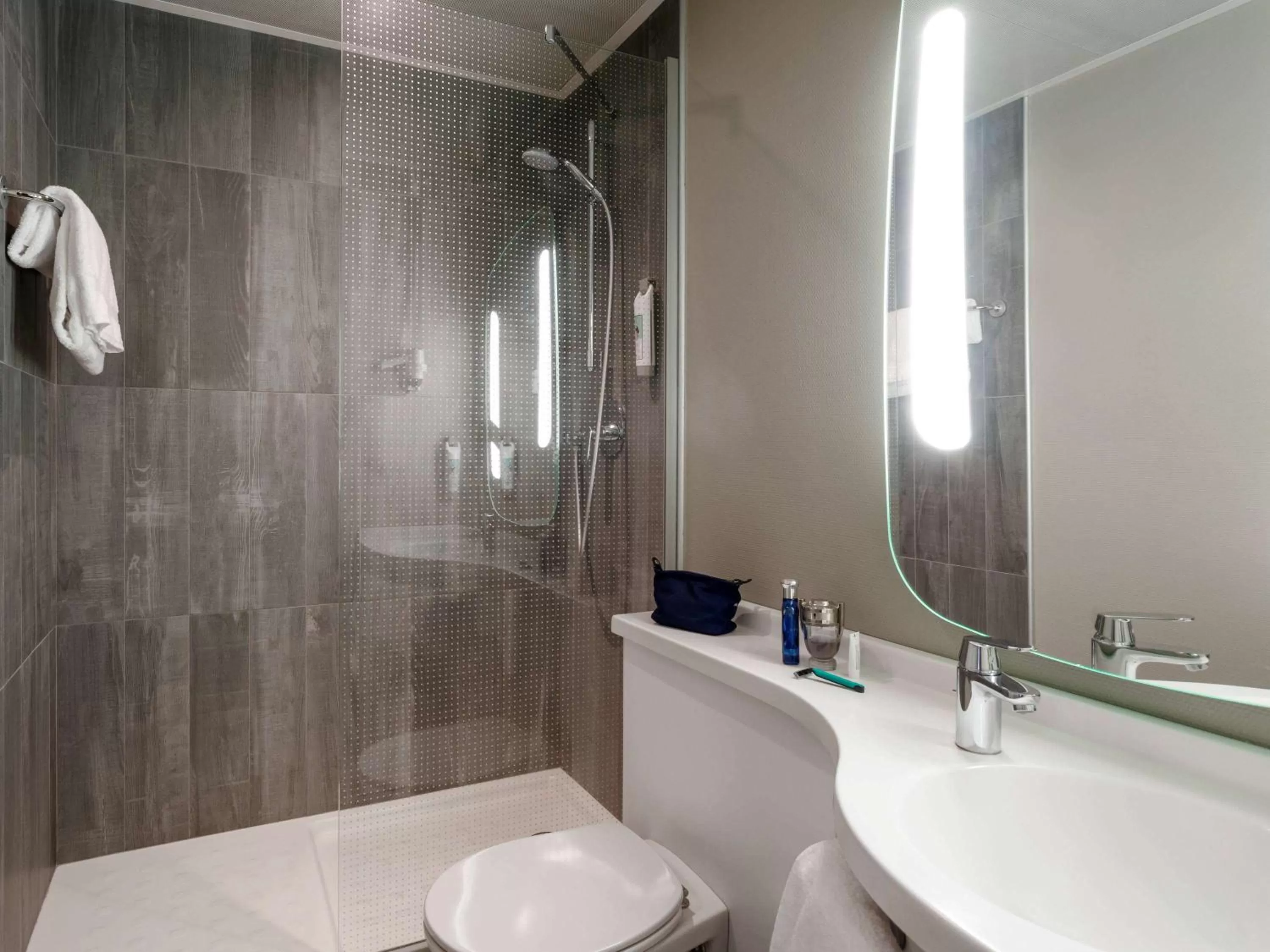 Bathroom in ibis Genève Centre Gare