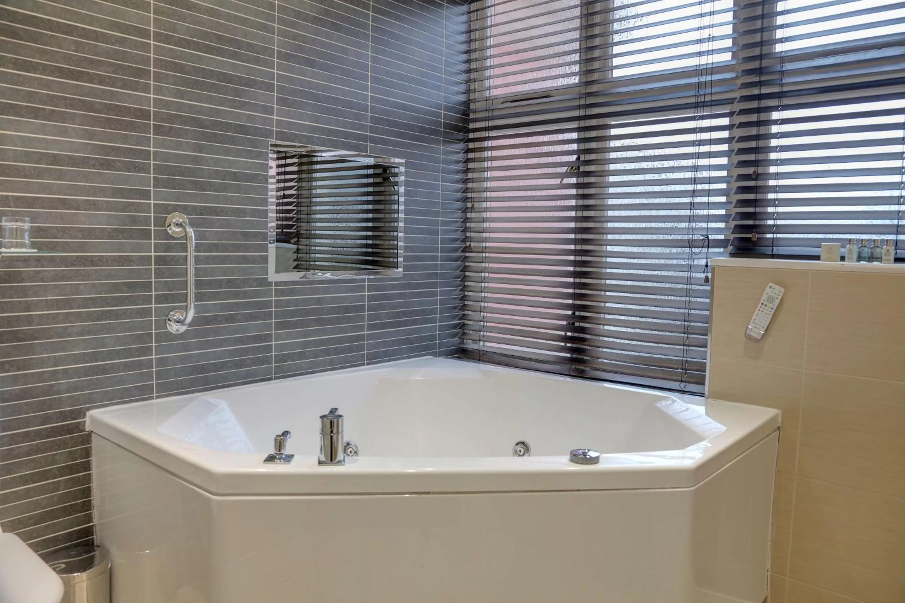 Photo of the whole room in Norfolk Royale Hotel