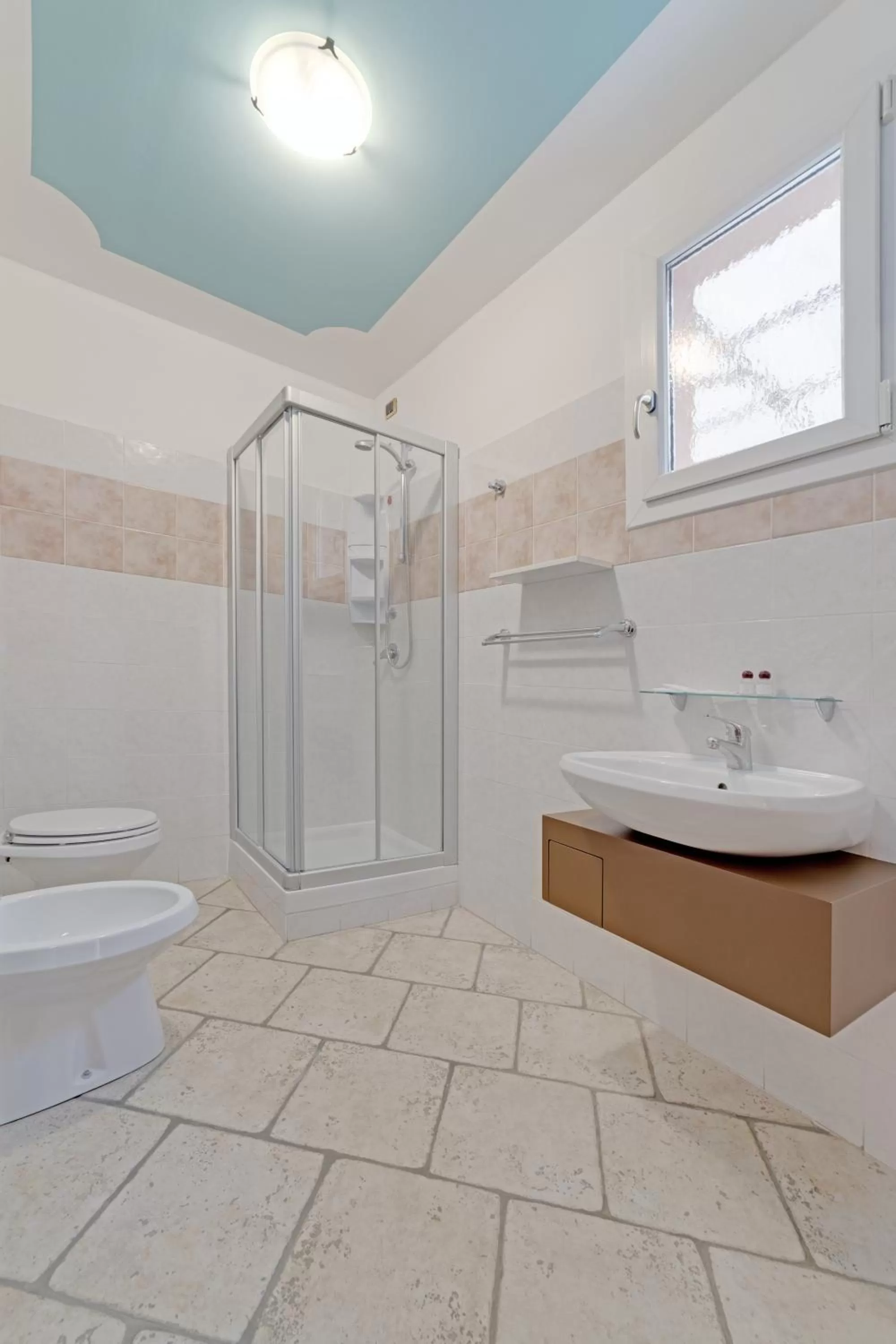 Shower in Hotel Grotto Bagat