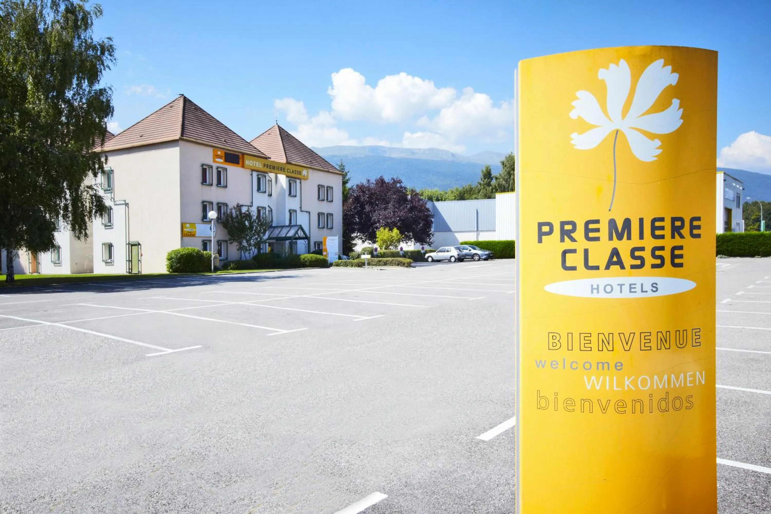 Facade/entrance in Premiere Classe Geneve - Saint Genis Pouilly
