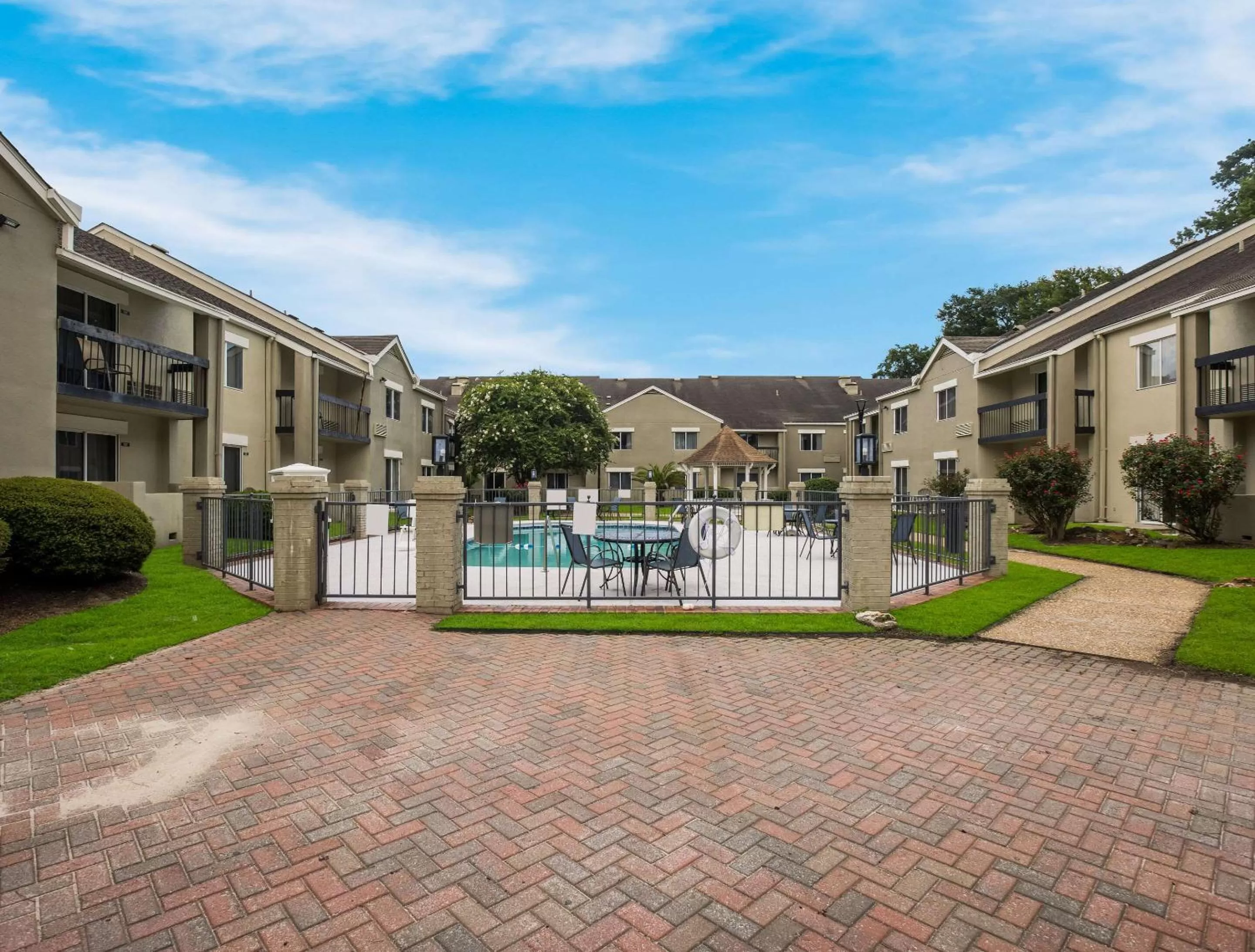 Swimming pool in MainStay Suites Savannah Midtown
