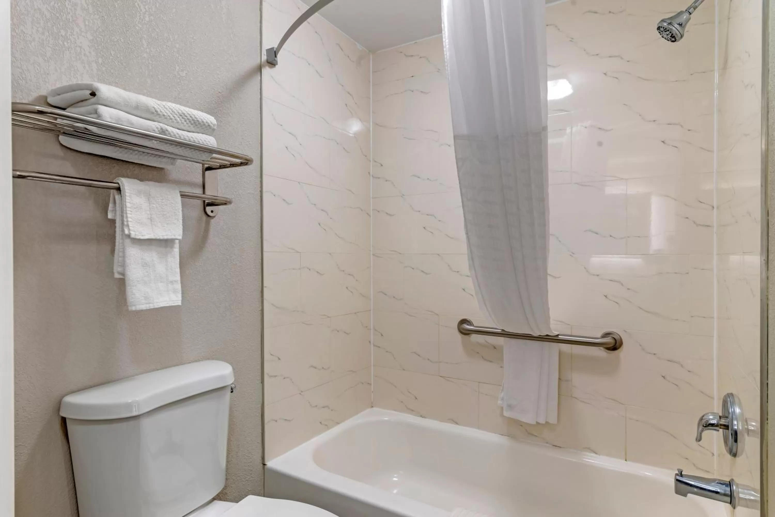 Bathroom in Quality Inn Newnan - Atlanta South