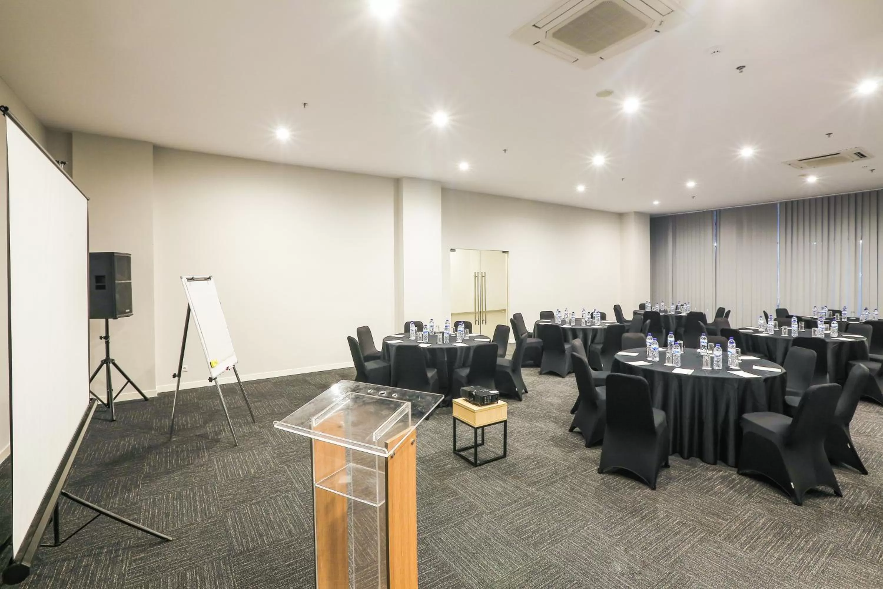 Business facilities in Hotel Citradream Bintaro