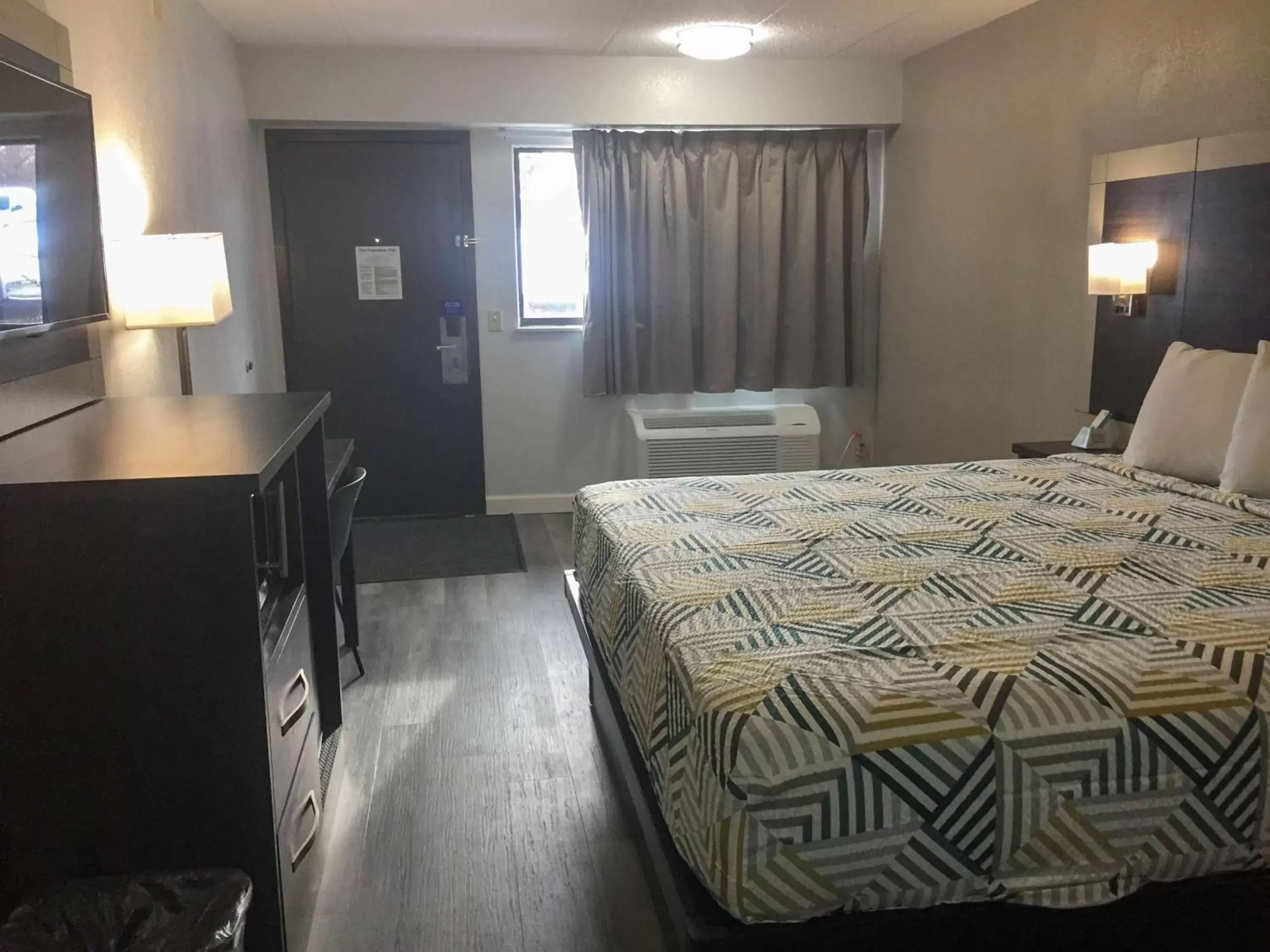 King Room with Roll-in Shower - Disability Access - Non-Smoking in Motel 6-Burnsville, MN King Room with Roll-in Shower - Disability Access - Non-Smoking in Motel 6-Burnsville, MN