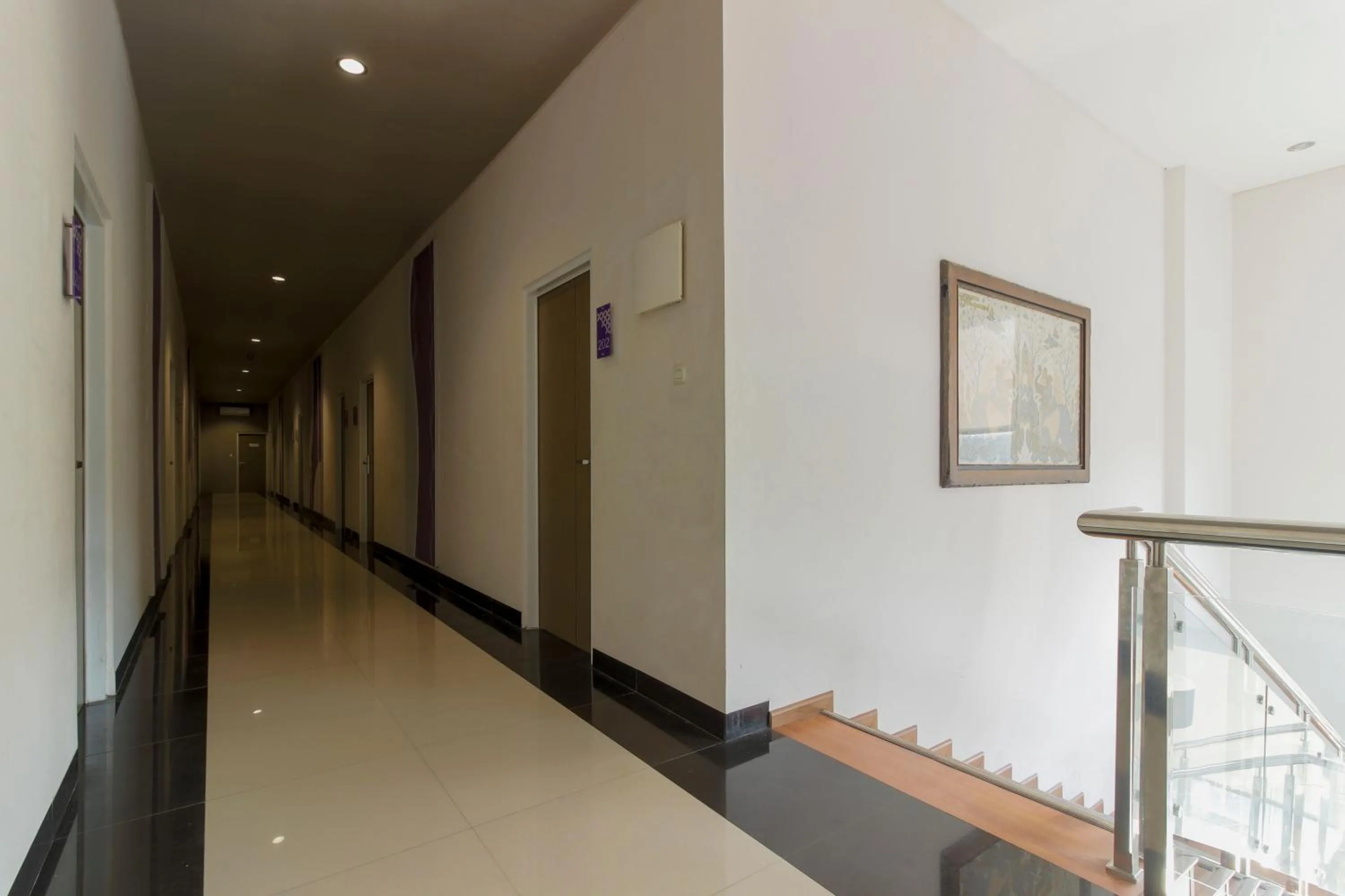 Area and facilities in RedDoorz near Goa Sunyaragi