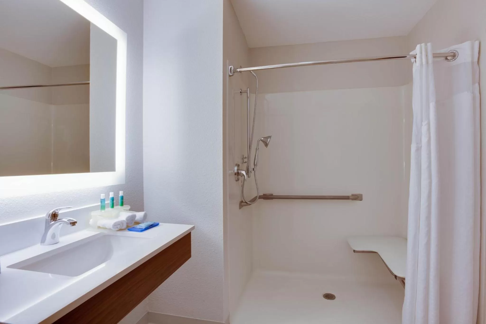 Photo of the whole room in Holiday Inn Express & Suites Orlando International Airport by IHG