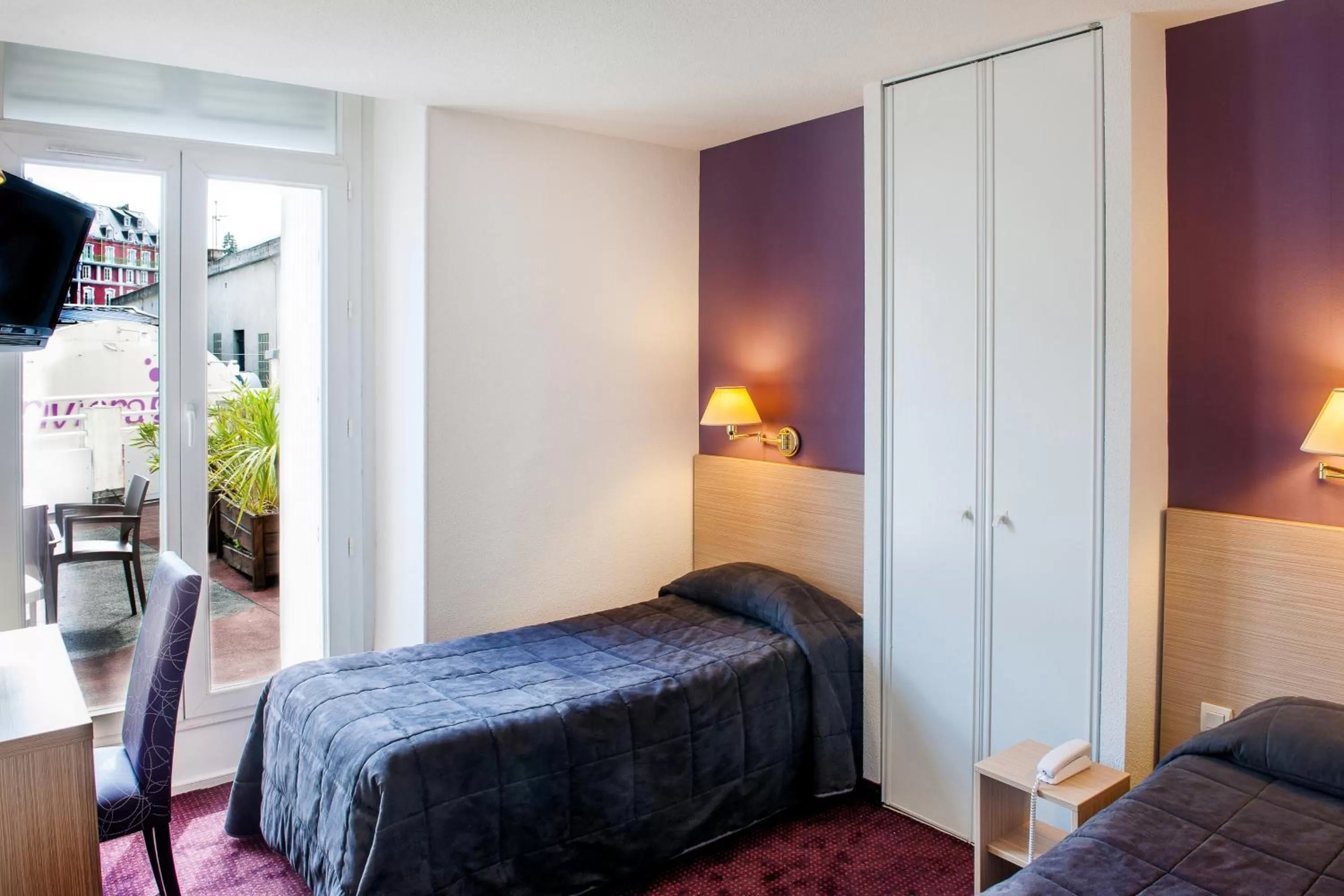 Photo of the whole room, Bed in Hôtel Continental