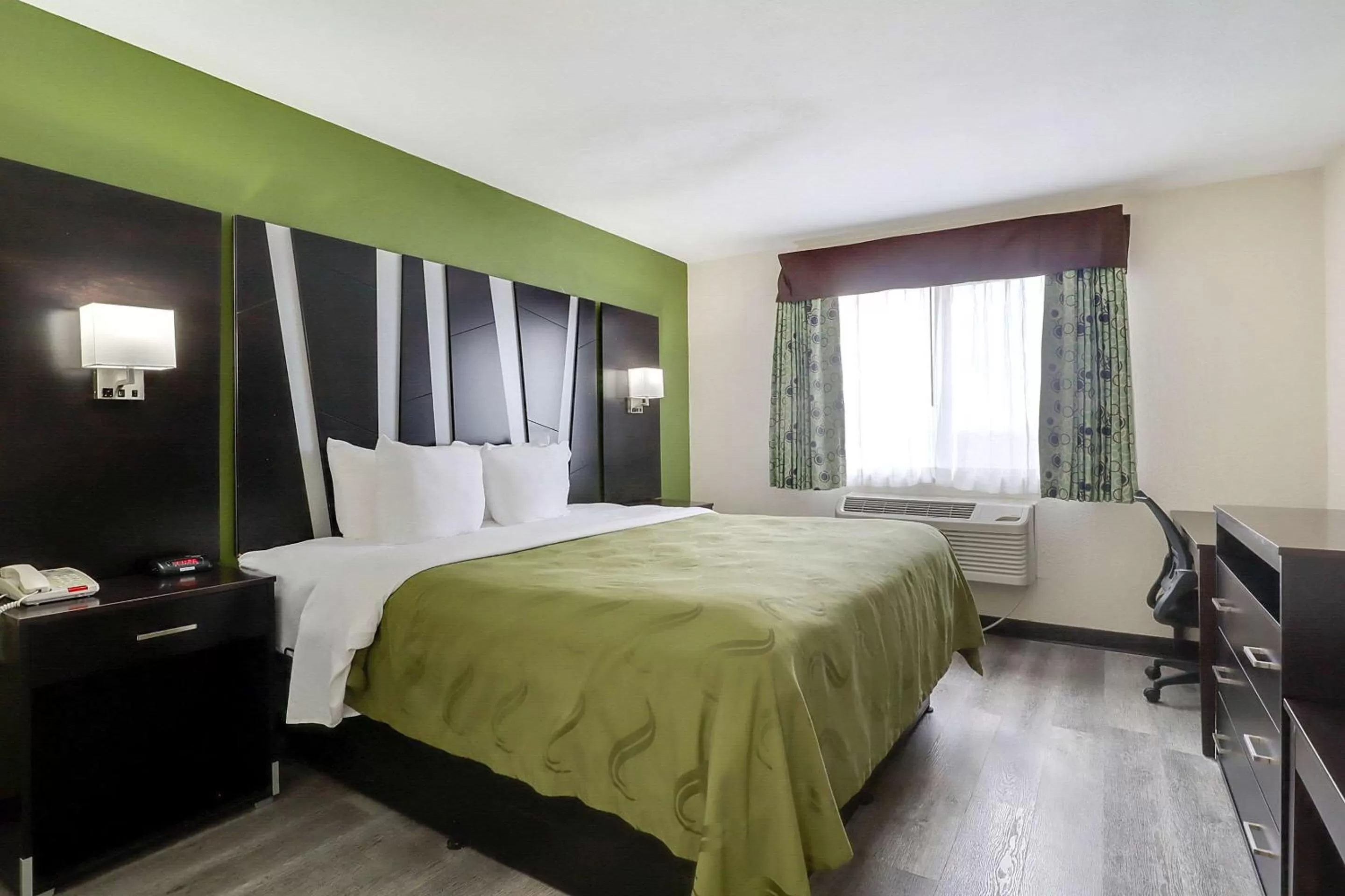 Photo of the whole room, Bed in Quality Suites Albuquerque Airport