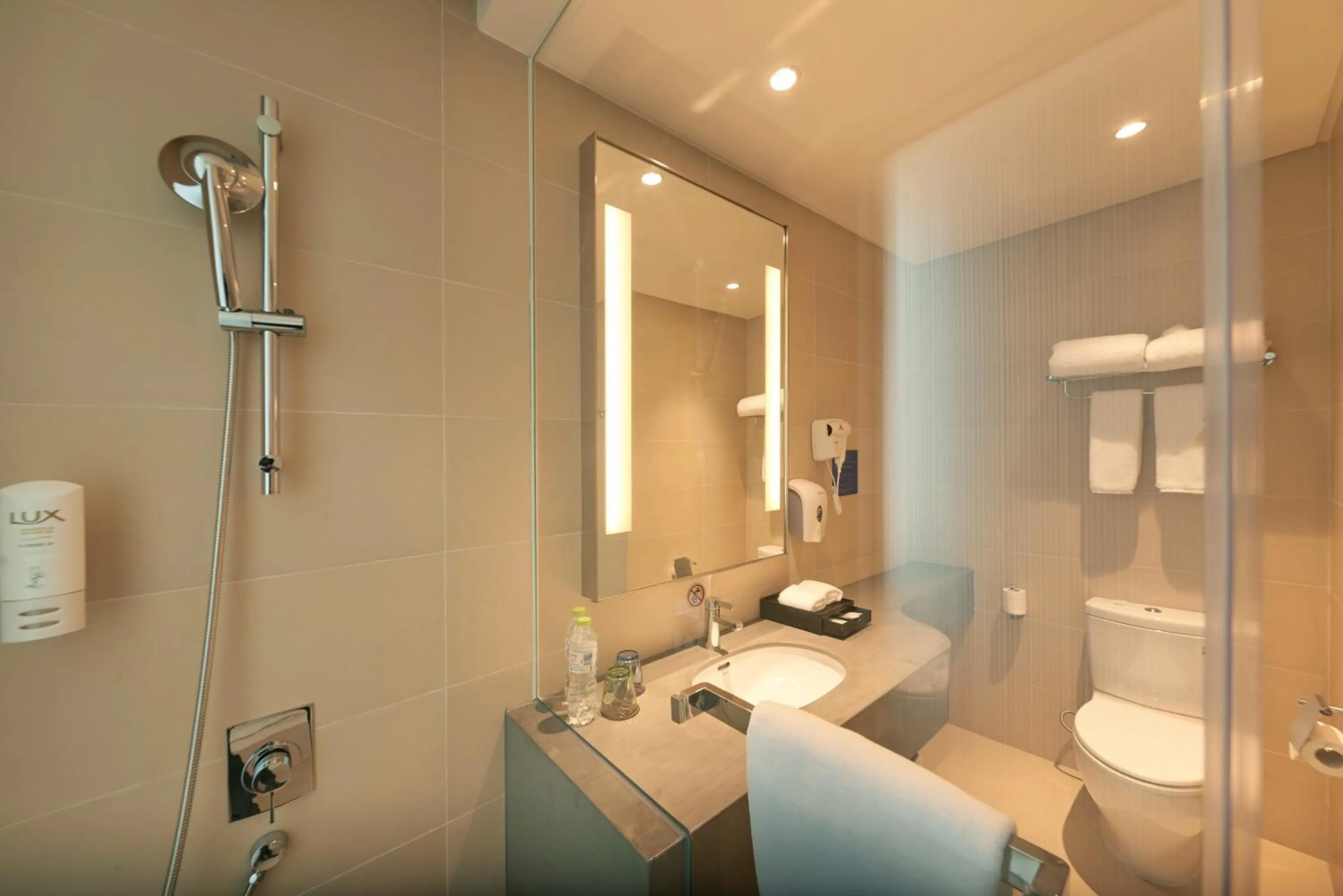 Shower in Holiday Inn Express Chengdu Huanhuaxi by IHG-Near Jinsha Site Musem,Near Wuhou Temple Museum,Welcome drinks,Free gym,Free self-service laundry