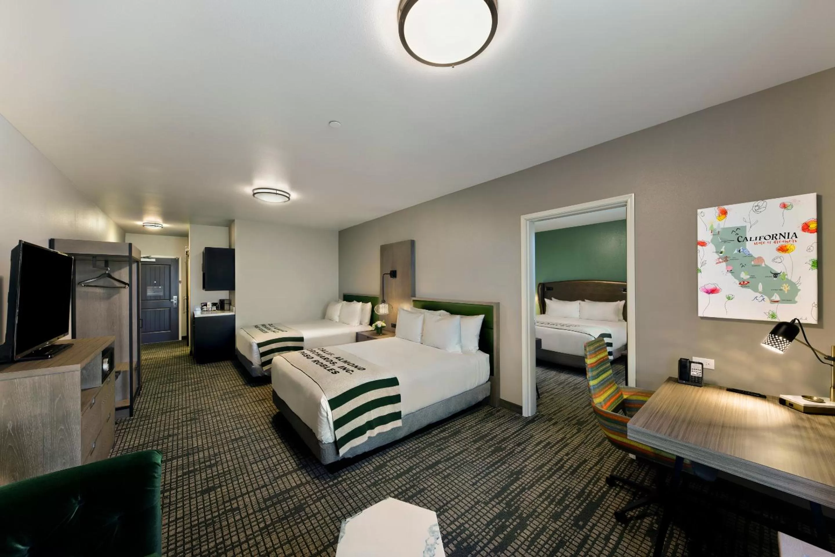 TV and multimedia, Bed in Oxford Suites Paso Robles