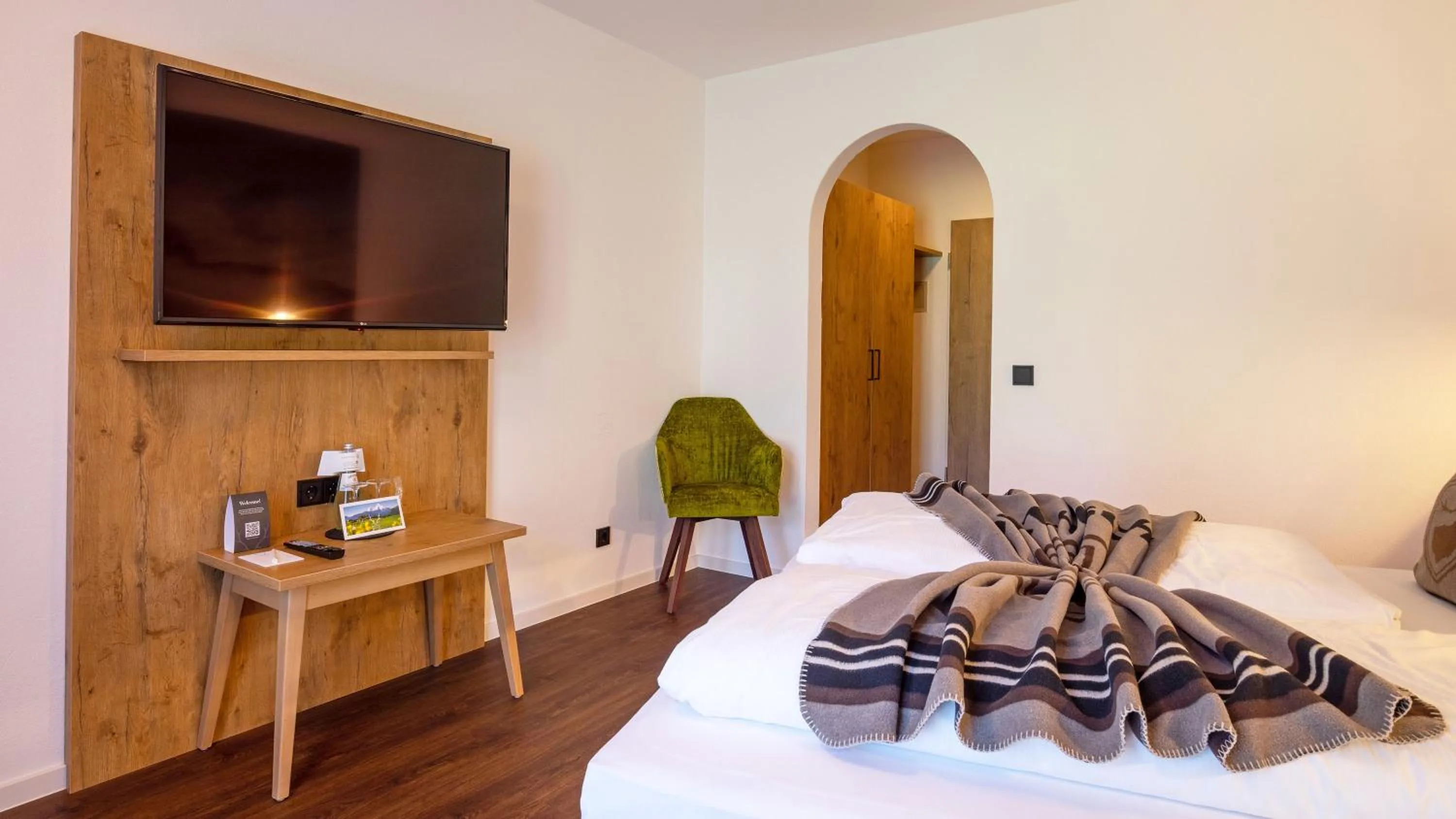 TV and multimedia, Bed in Das Bergmayr - Chiemgauer Alpenhotel