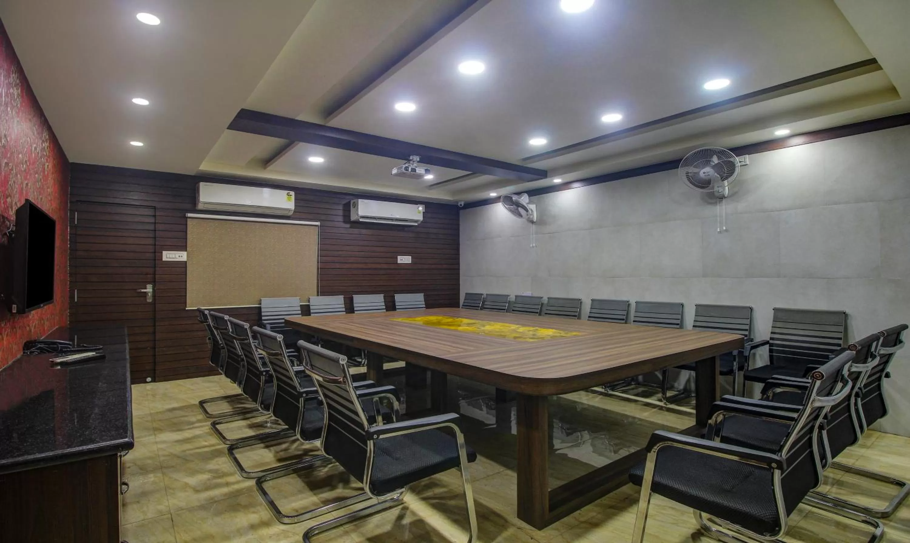 Meeting/conference room in Itsy By Treebo - Golden Fiesta