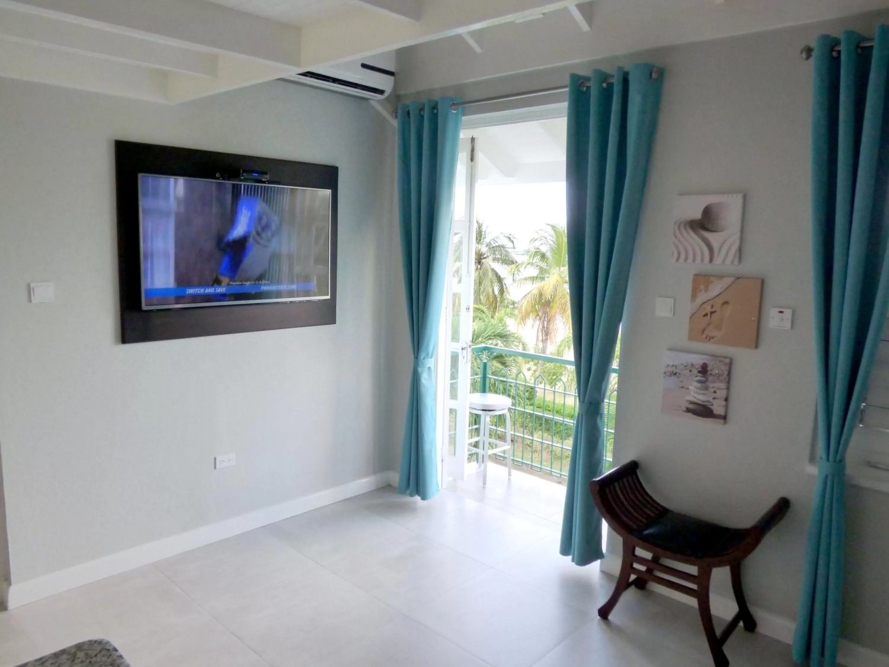 TV and multimedia in Beach Two Bedroom Loft Suite E29