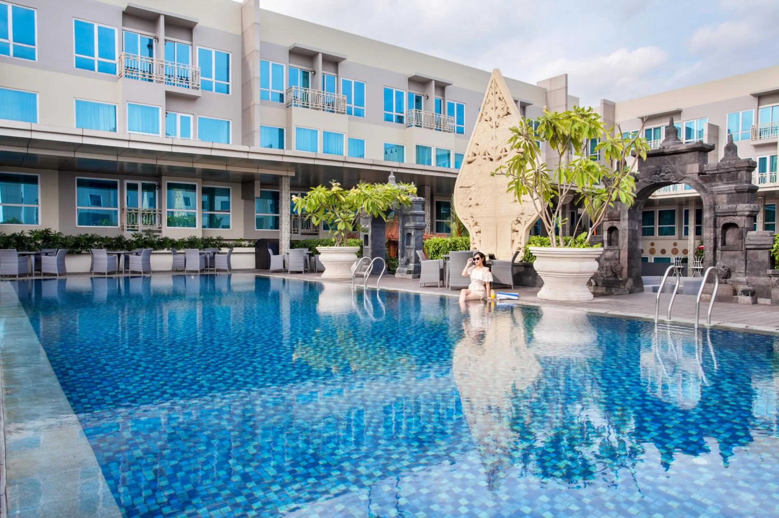 Swimming pool in Grand Mercure Yogyakarta Adi Sucipto