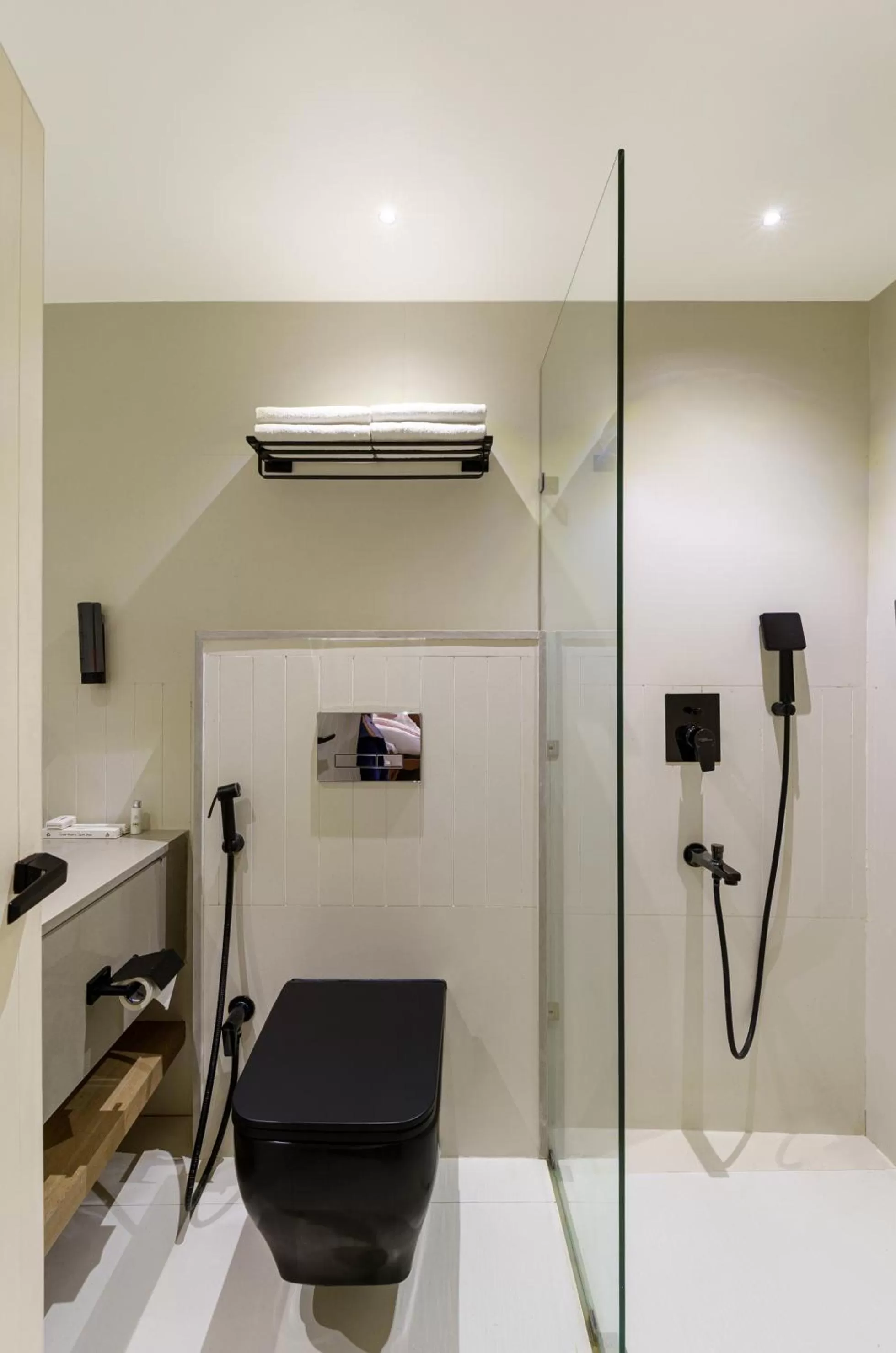 Shower in The Red Pier - My Downtown Hotels