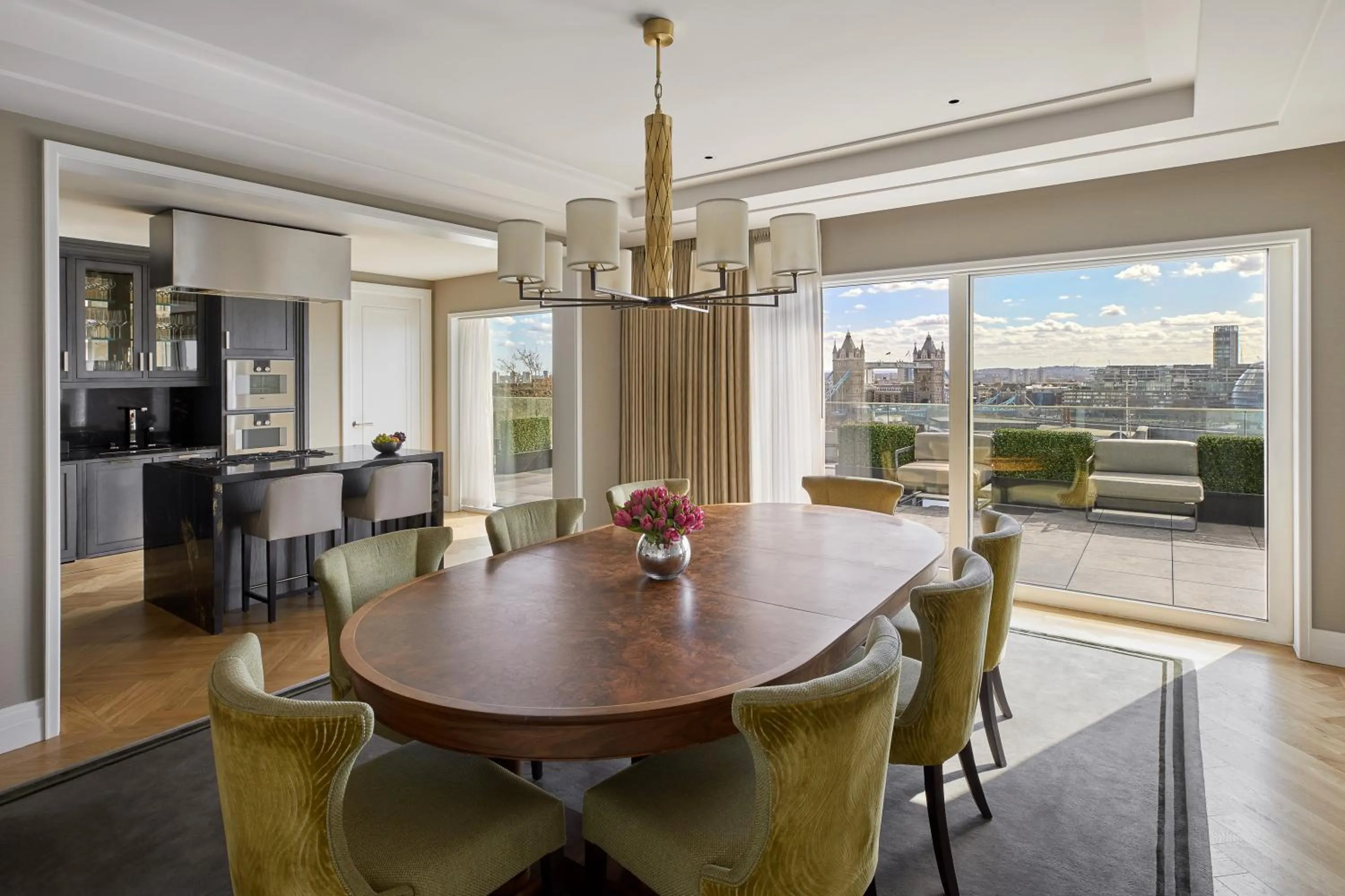 Dining area in Four Seasons Hotel London at Tower Bridge