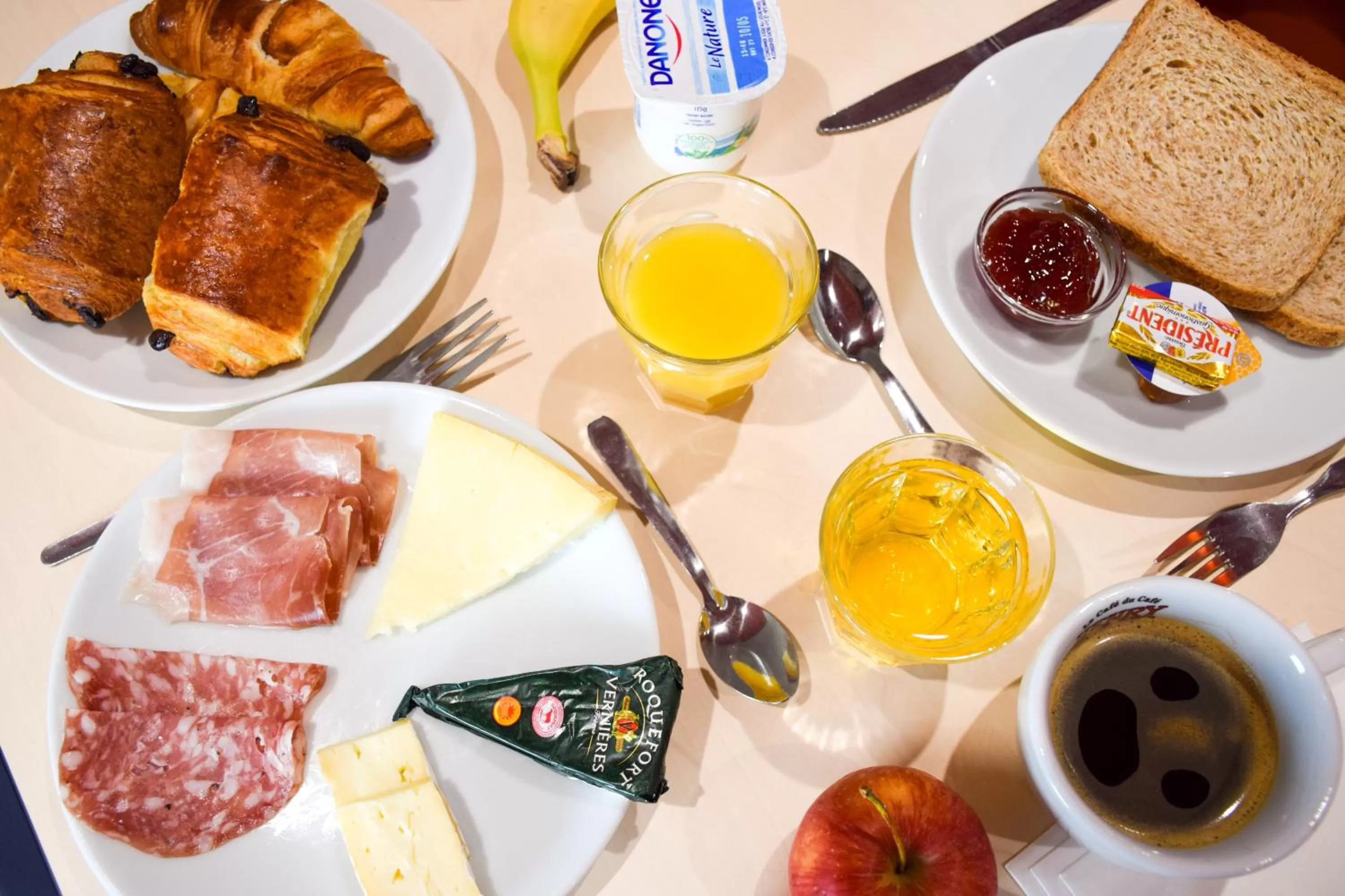 Buffet breakfast in ibis Budget Millau Viaduc