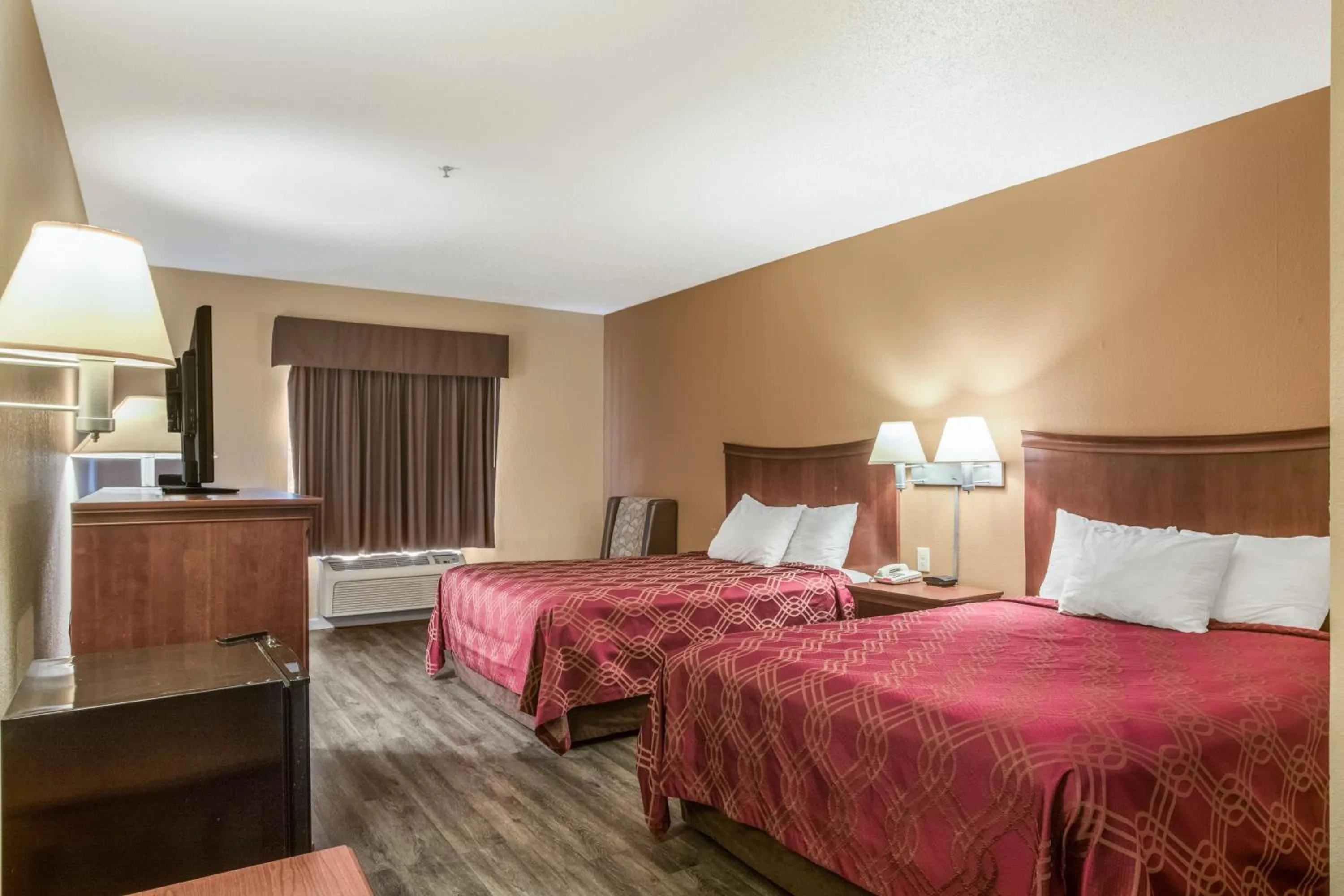 Bed in Econo Lodge Inn & Suites Marietta near Dobbins ARB
