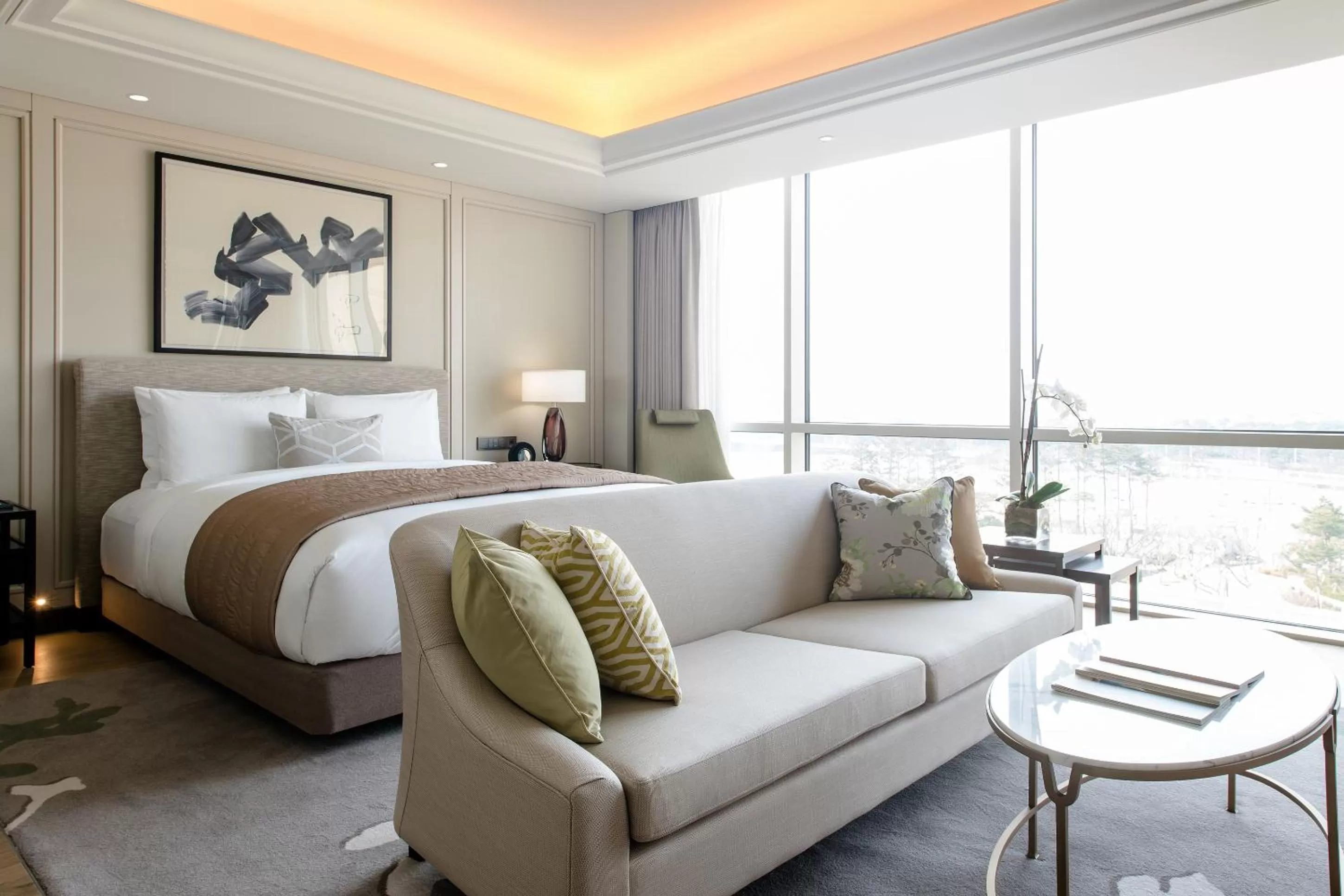 Photo of the whole room, Bed in Paradise City