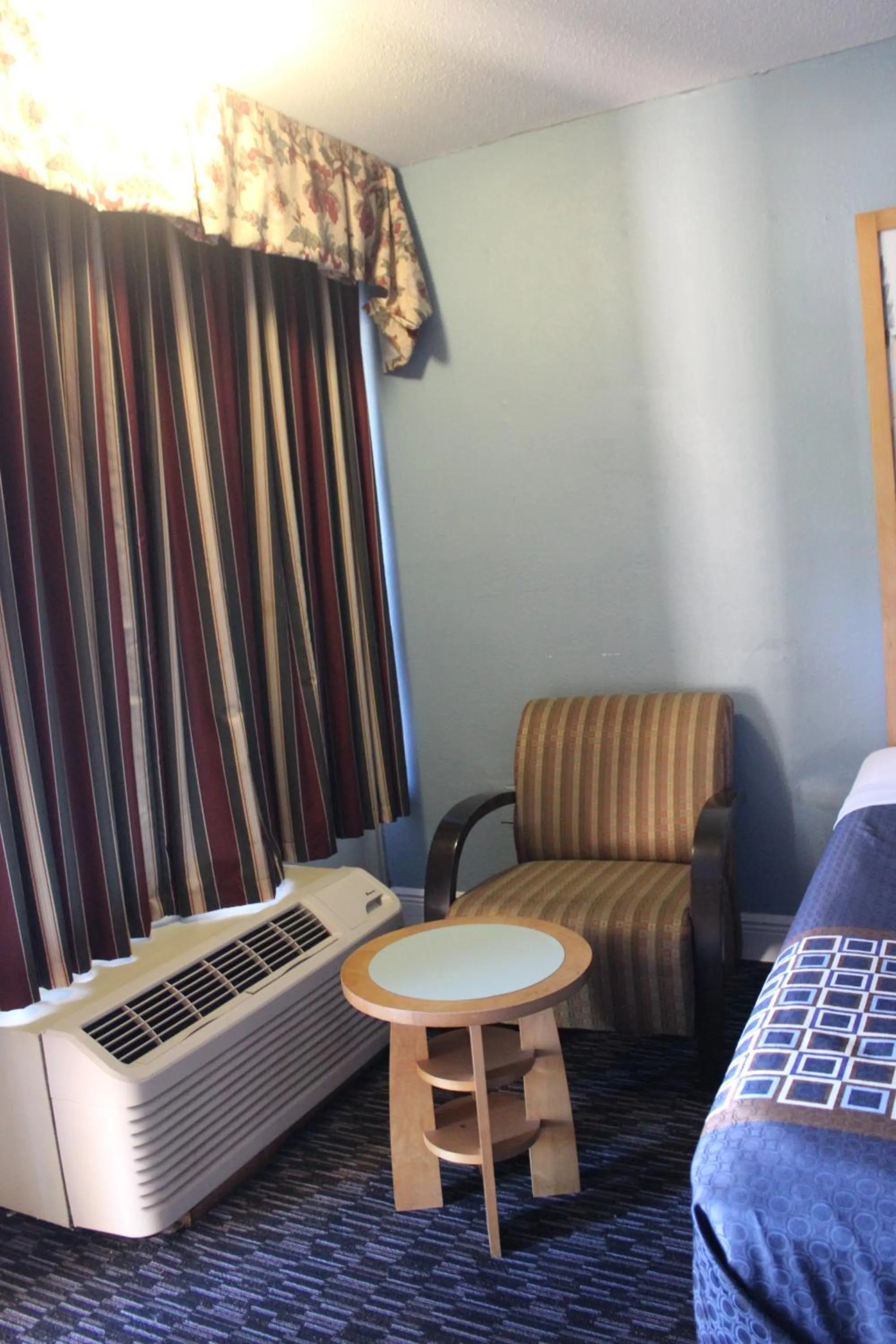 Bed in Tampa Inn Near Busch Gardens