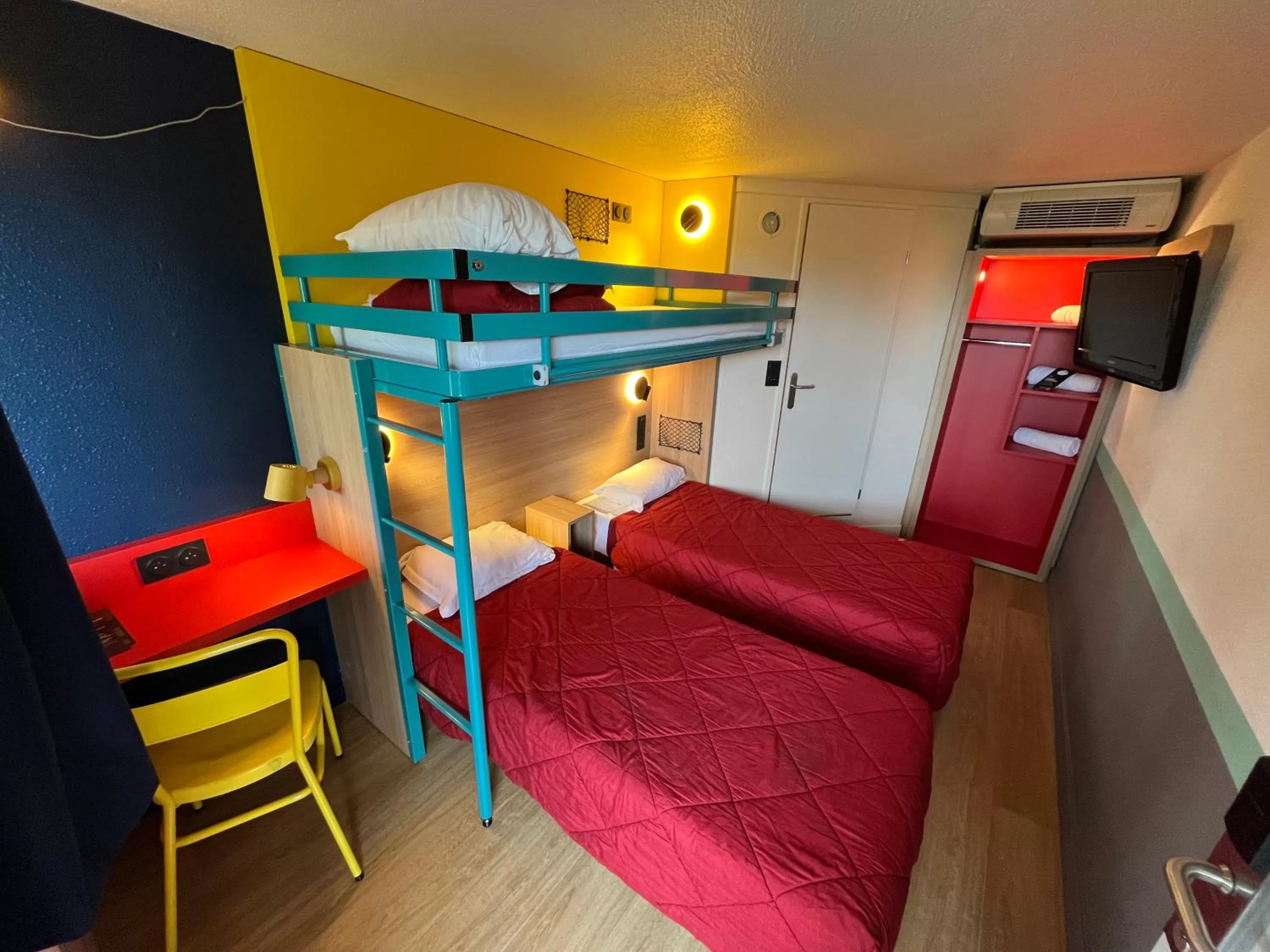 Photo of the whole room, Bed in Première Classe Aéroport Marseille