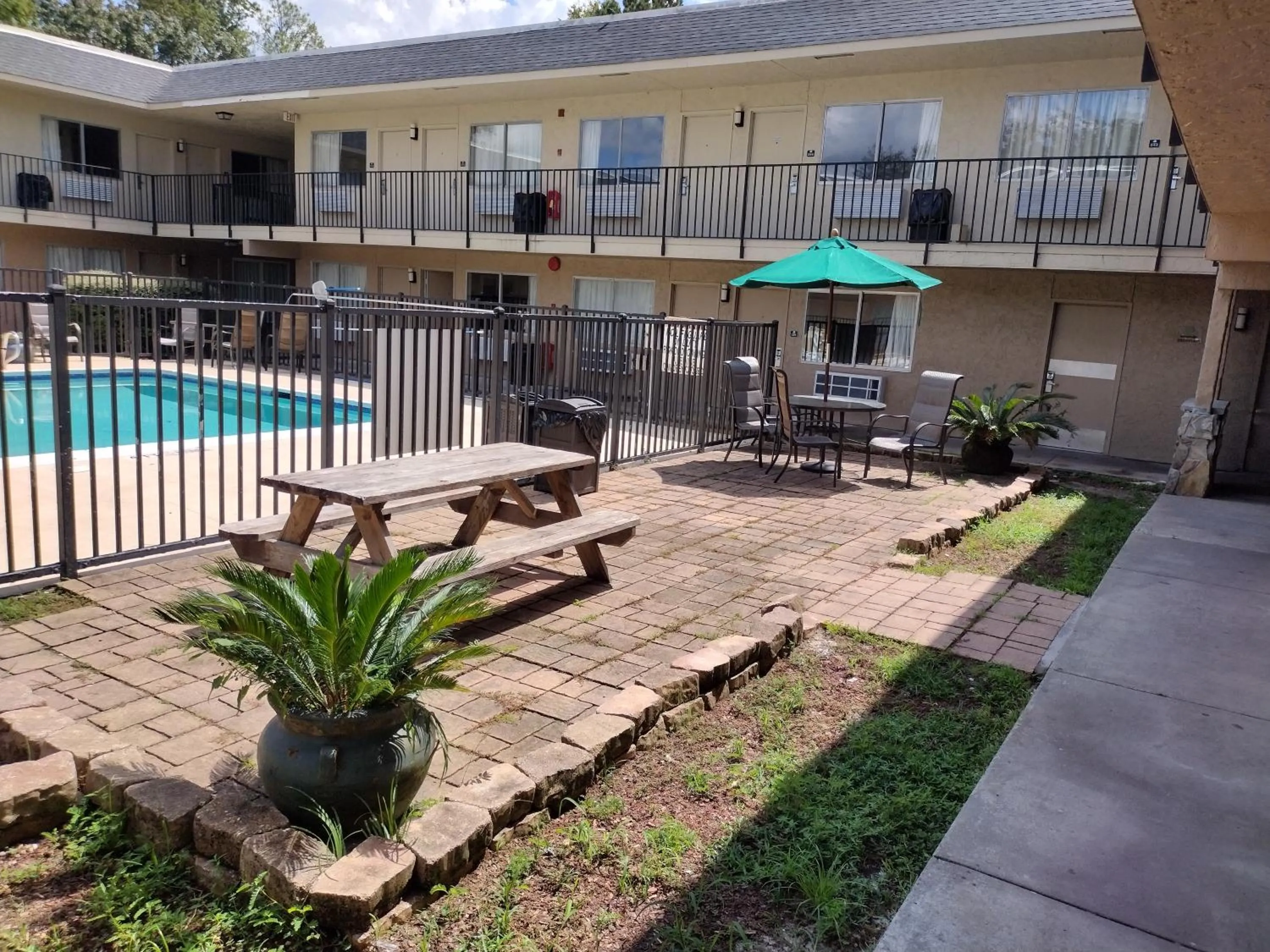 Swimming Pool in Capital O Hotel Richmond Hill/Savannah area I-95