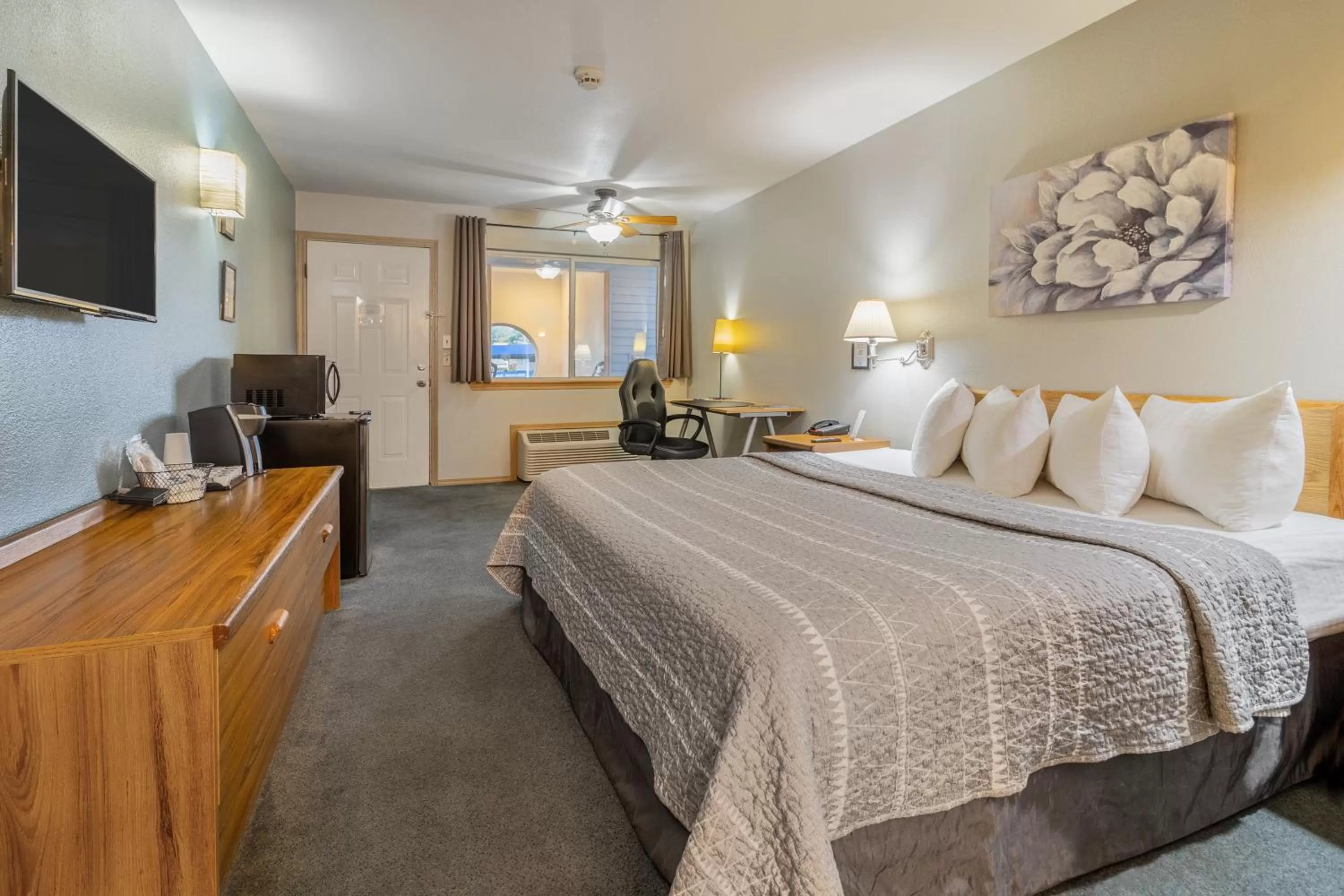 Photo of the whole room, Bed in Resort City Inn Coeur d Alene