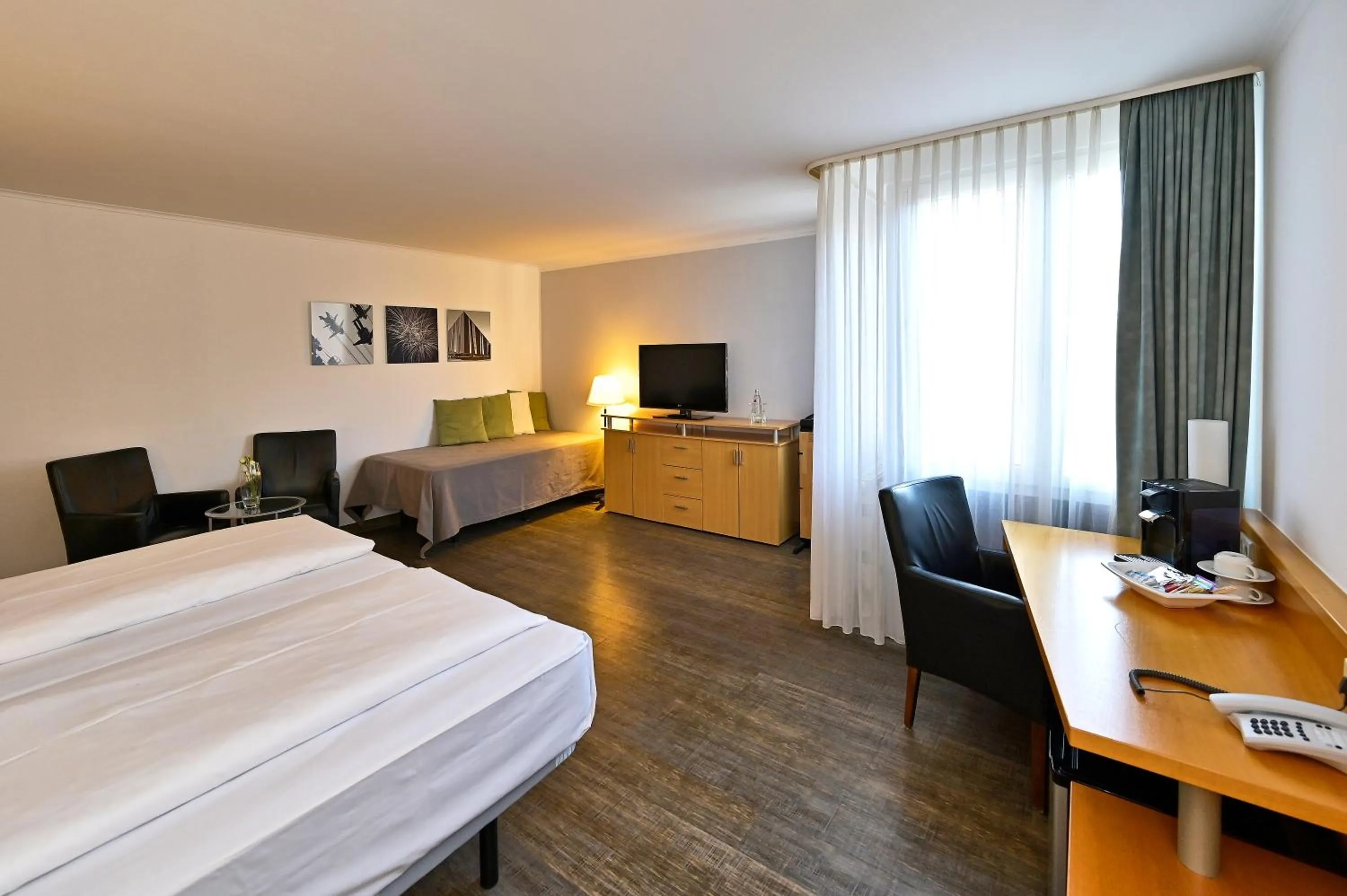 Photo of the whole room, Bed in HESSE HOTEL Celle