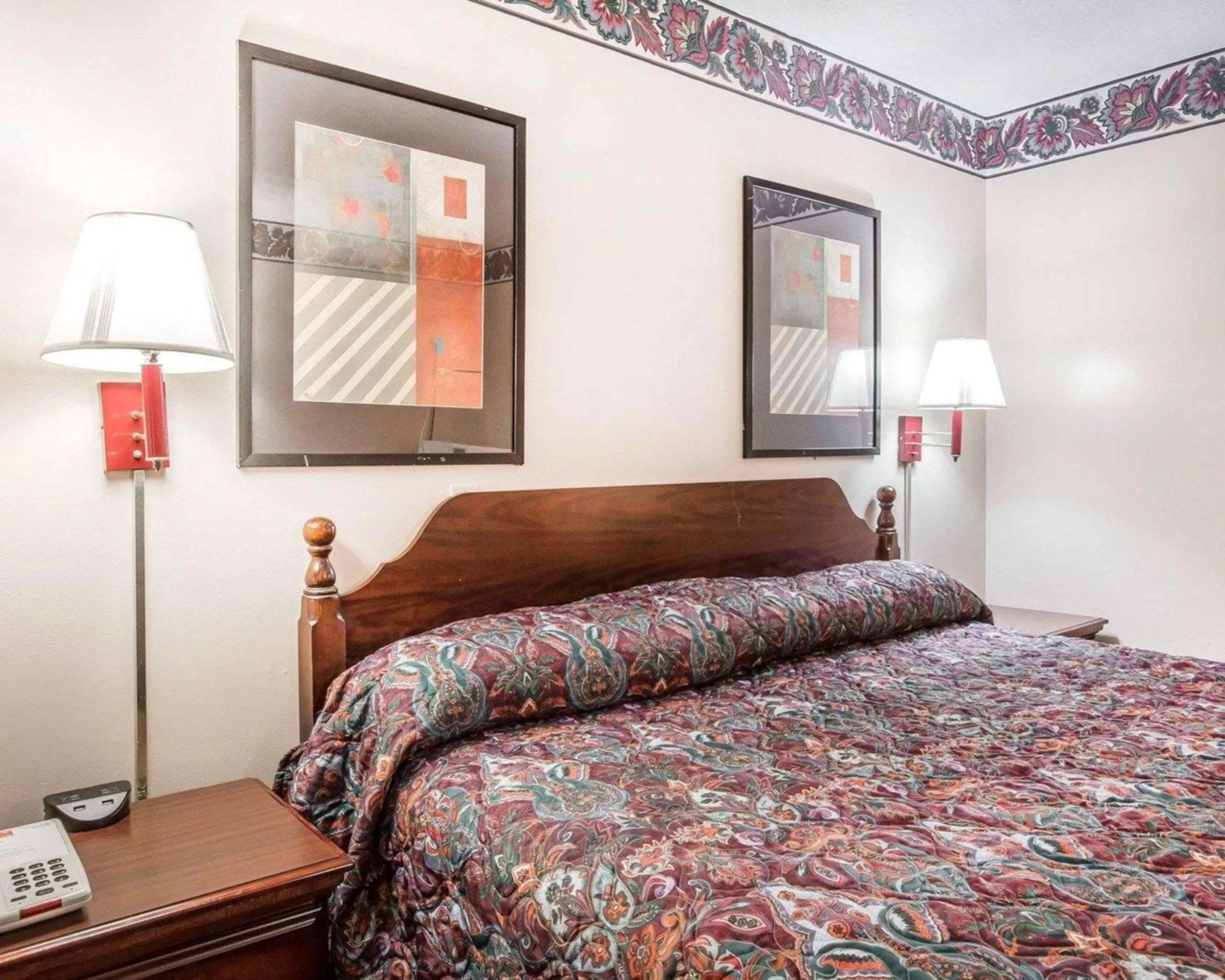 Photo of the whole room, Bed in Econo Lodge McDonough South