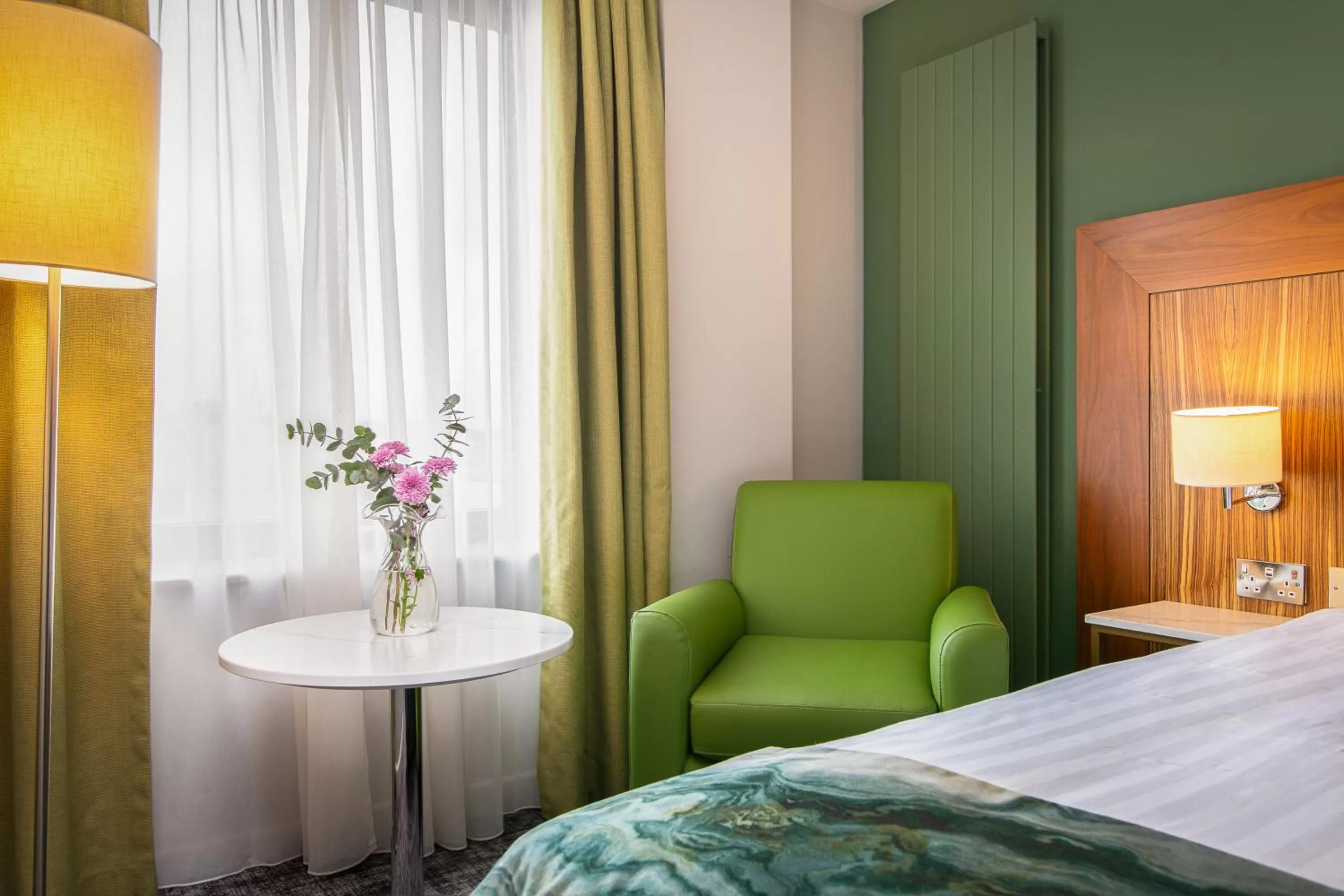 Seating area, Bed in The Glasshouse