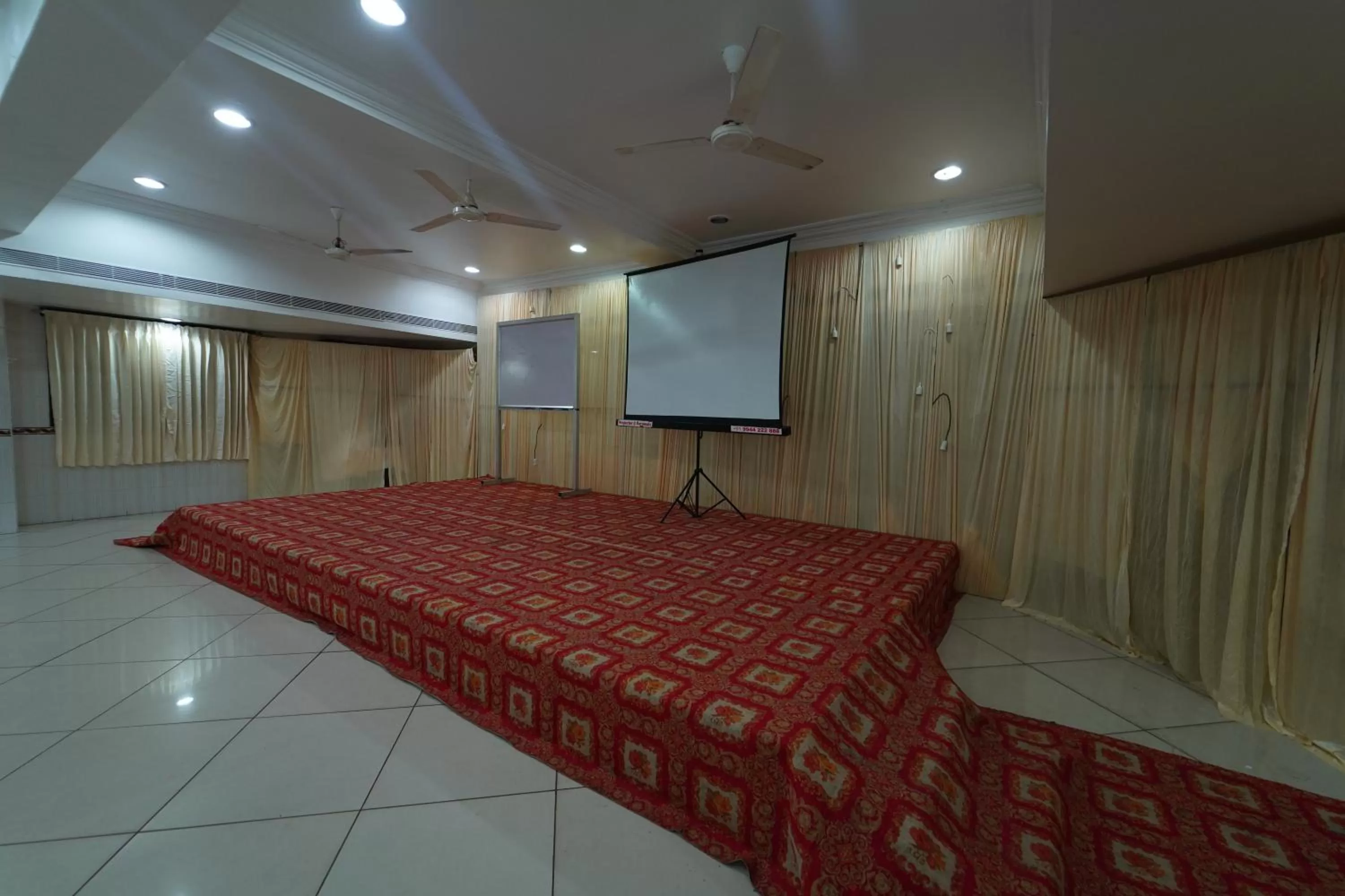 Banquet/Function facilities in Hotel Palmyra Grand Inn