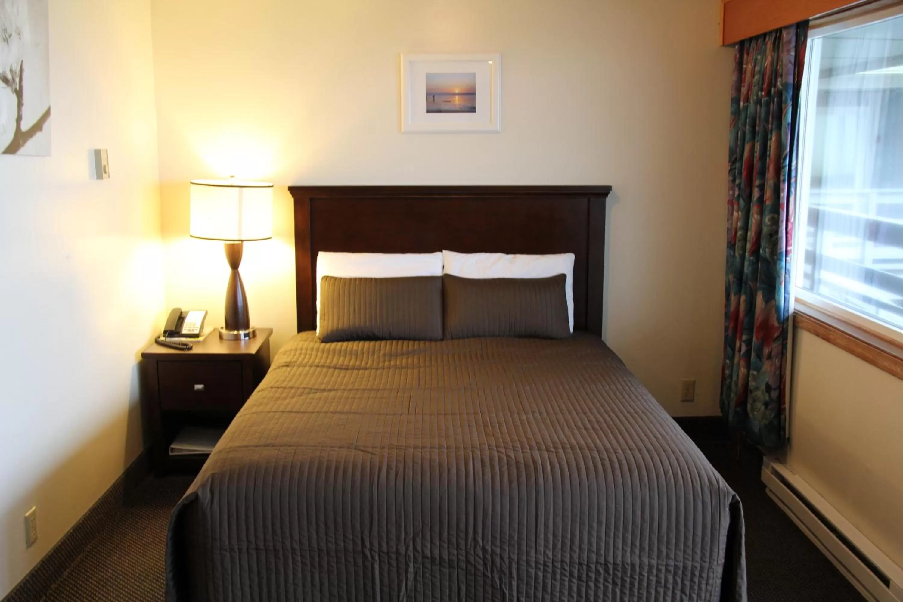 Bedroom in Sunset Surf Motel