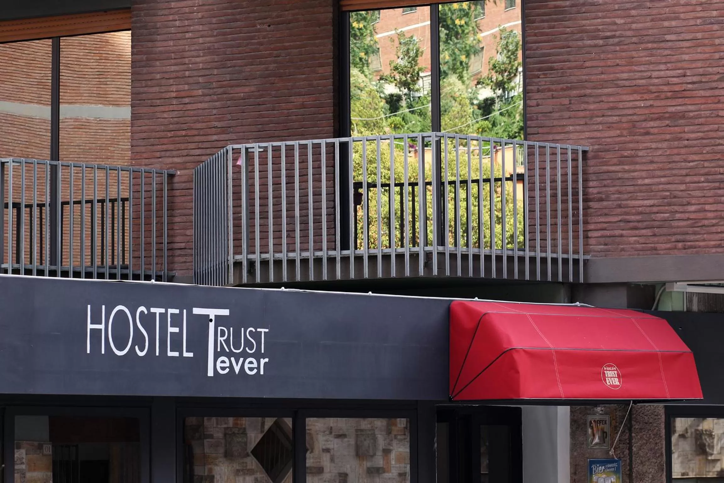Facade/entrance in Hostel Trastevere