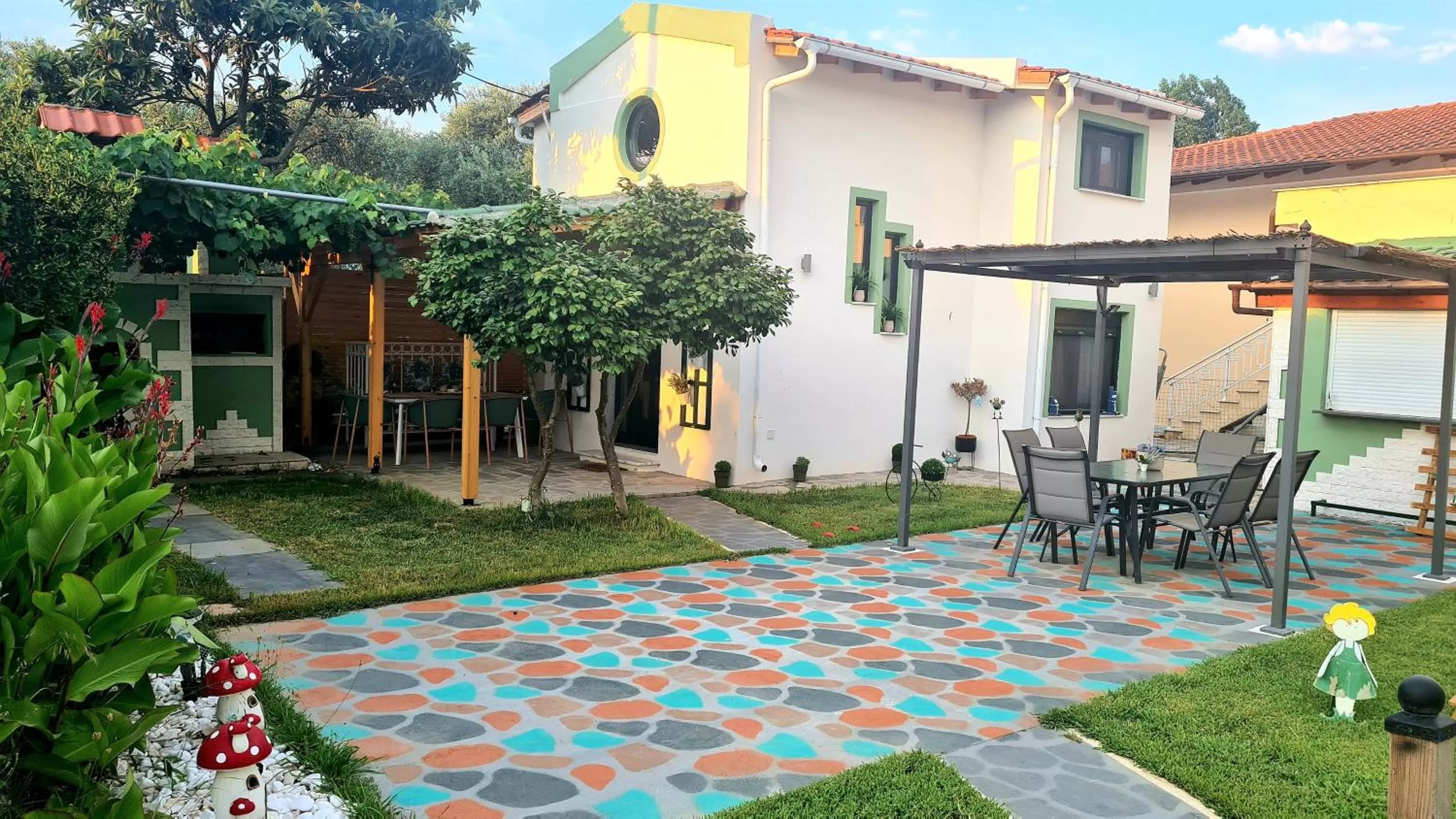 Lamprini's Deluxe Studios