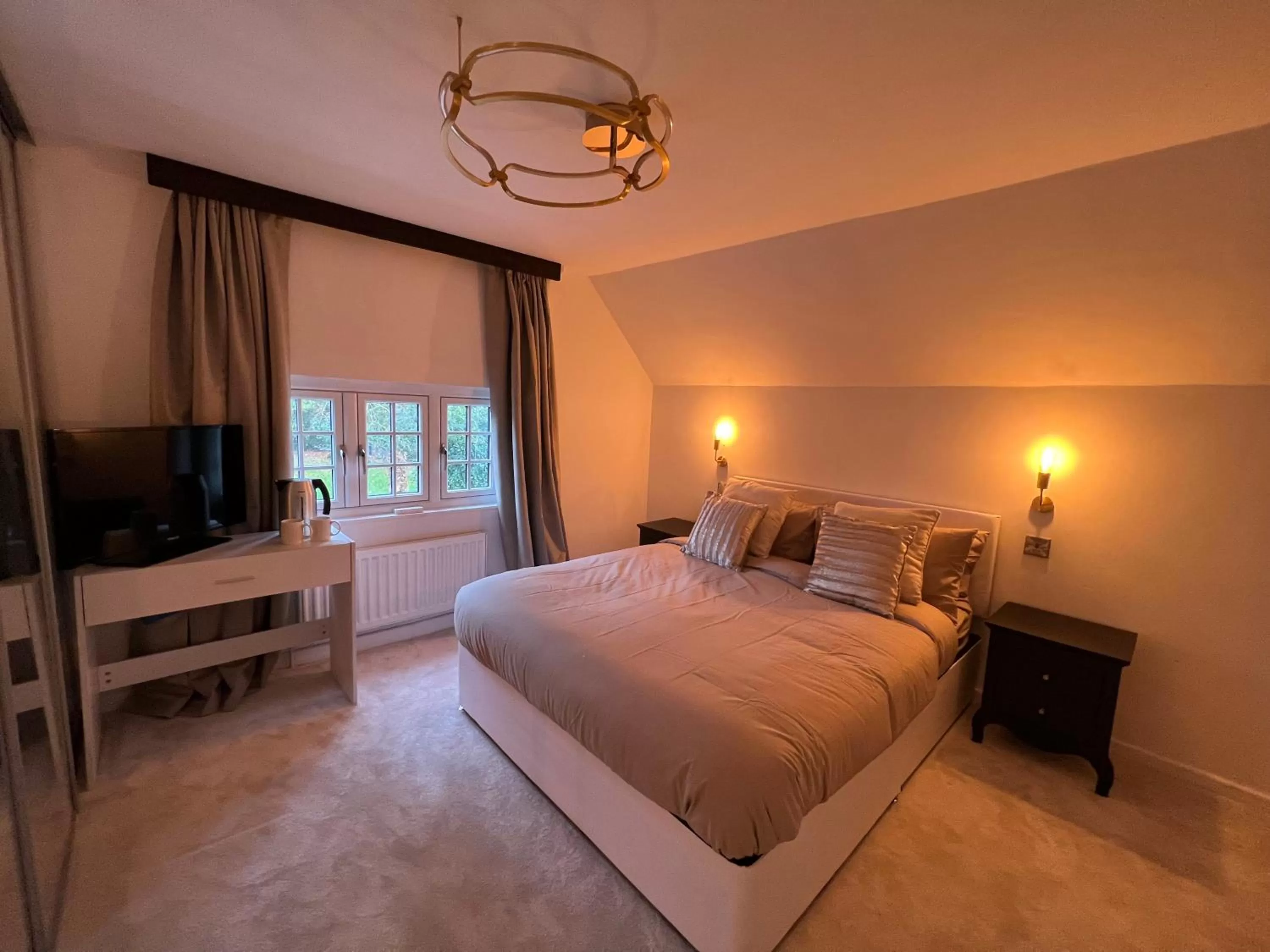 King Room with Garden View in Tumbleweed Cottage