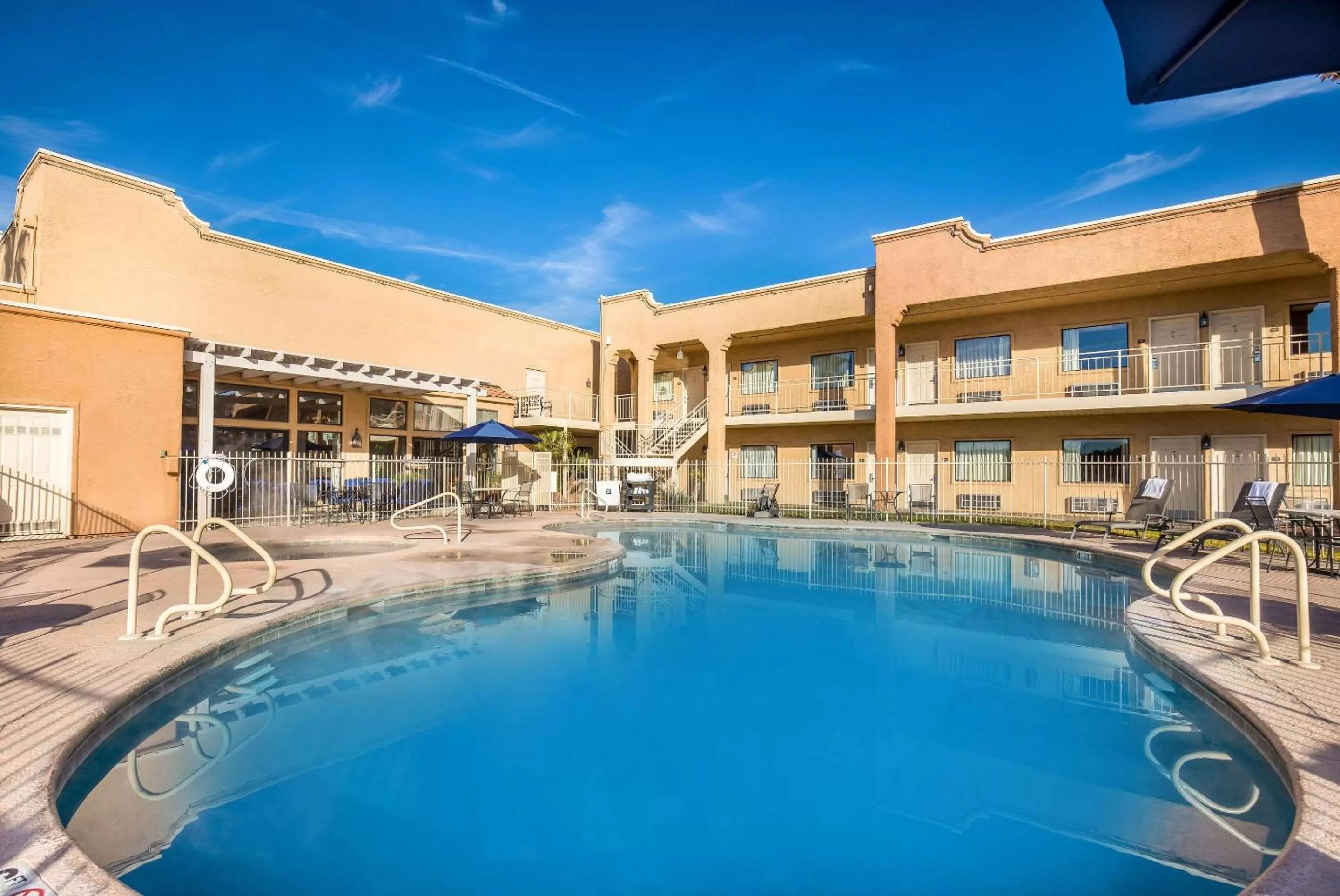 Swimming pool in Clarion Suites St George - Convention Center Area