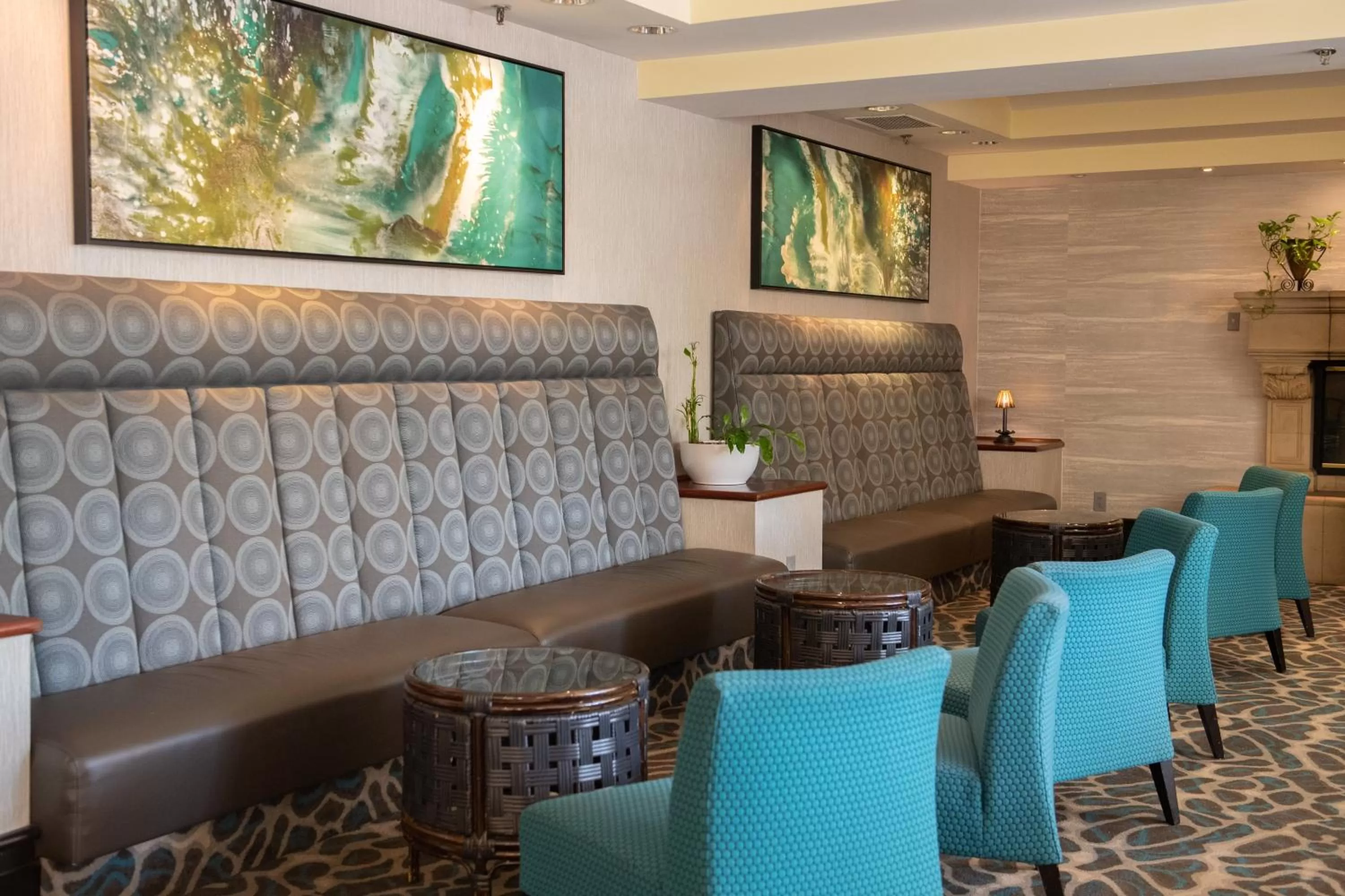 Lounge or bar in Crowne Plaza Cabana Hotel by IHG