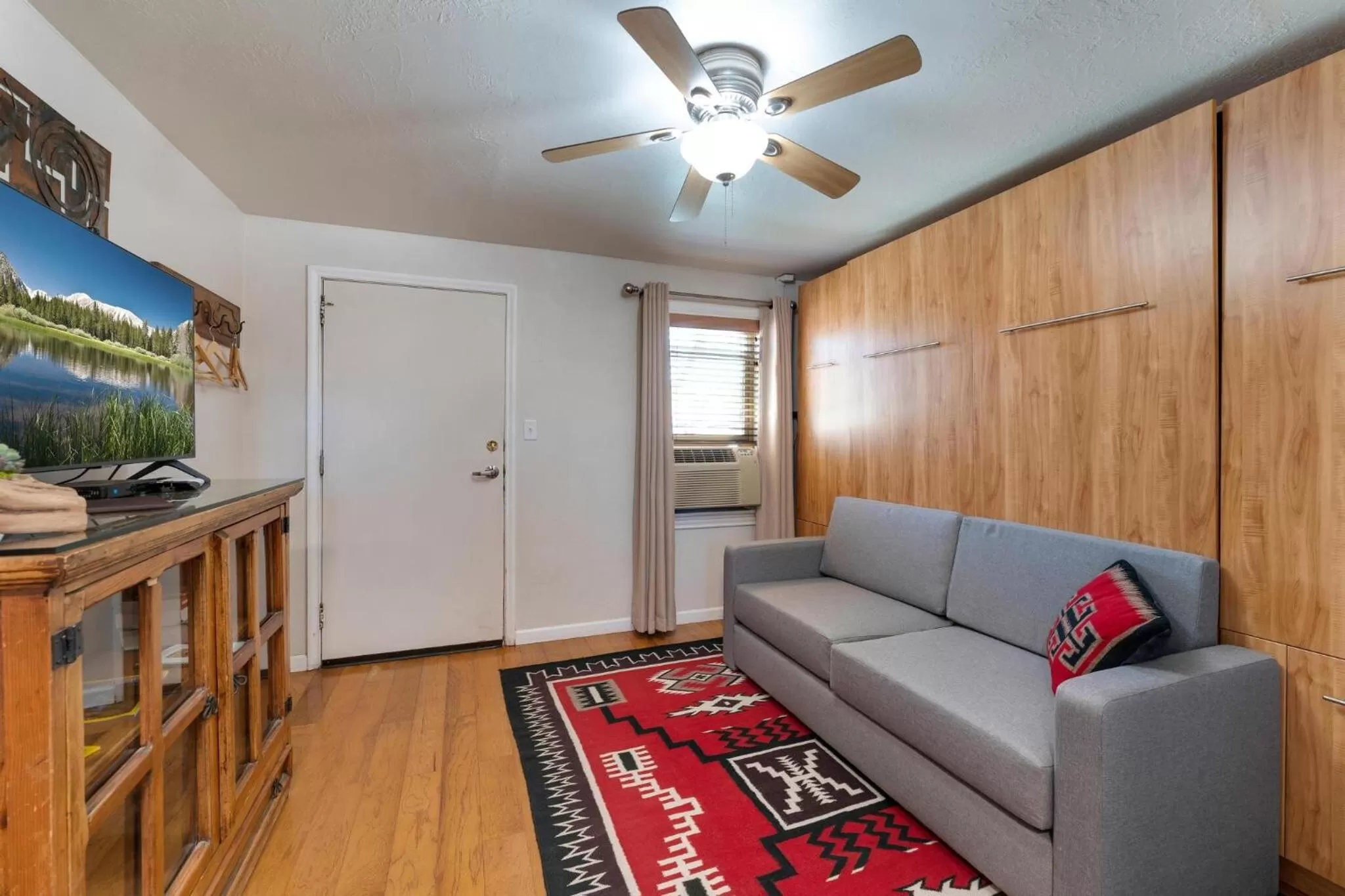 Communal lounge/ TV room in Stone Lizard Lodge