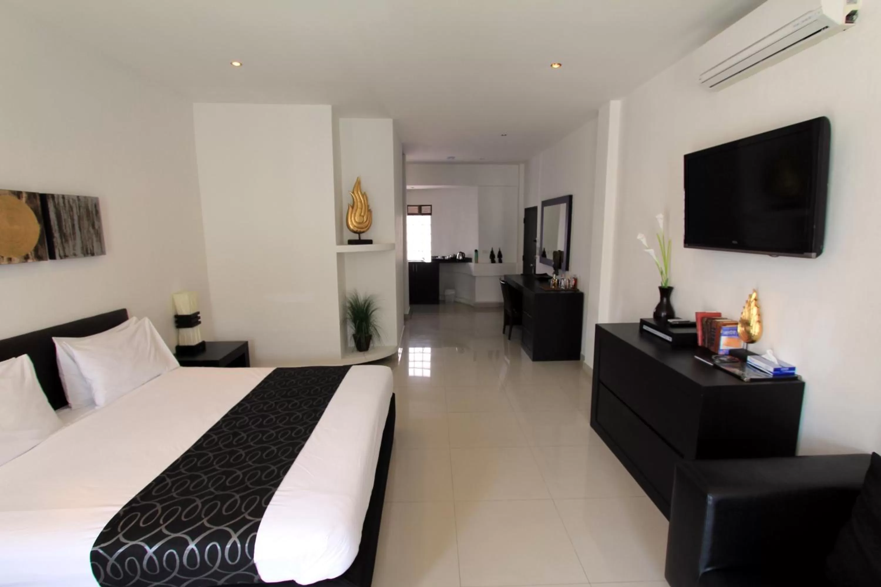 Photo of the whole room, Bed in East Suites