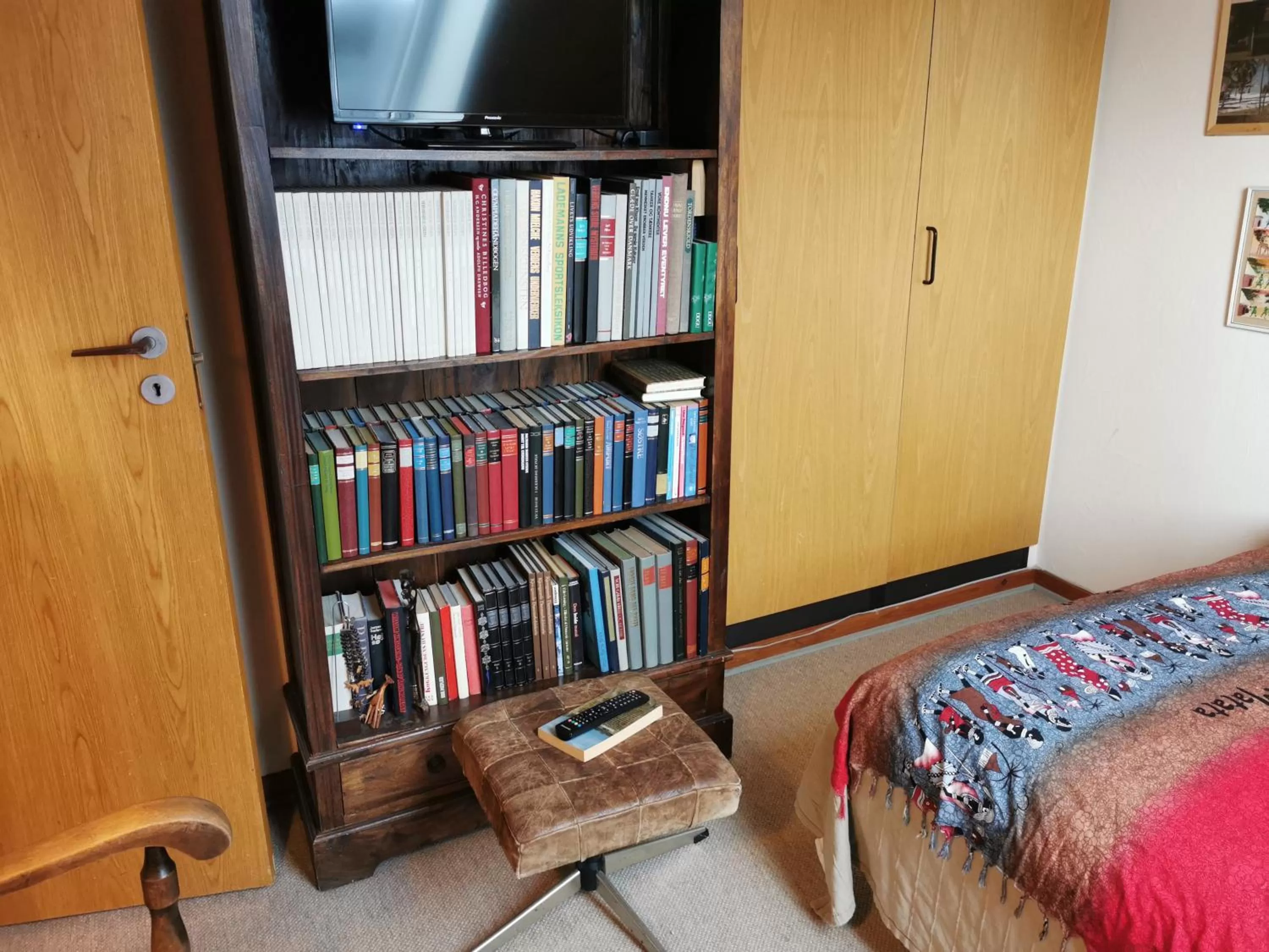 Text overlay, Library in Annys Bed & Breakfast