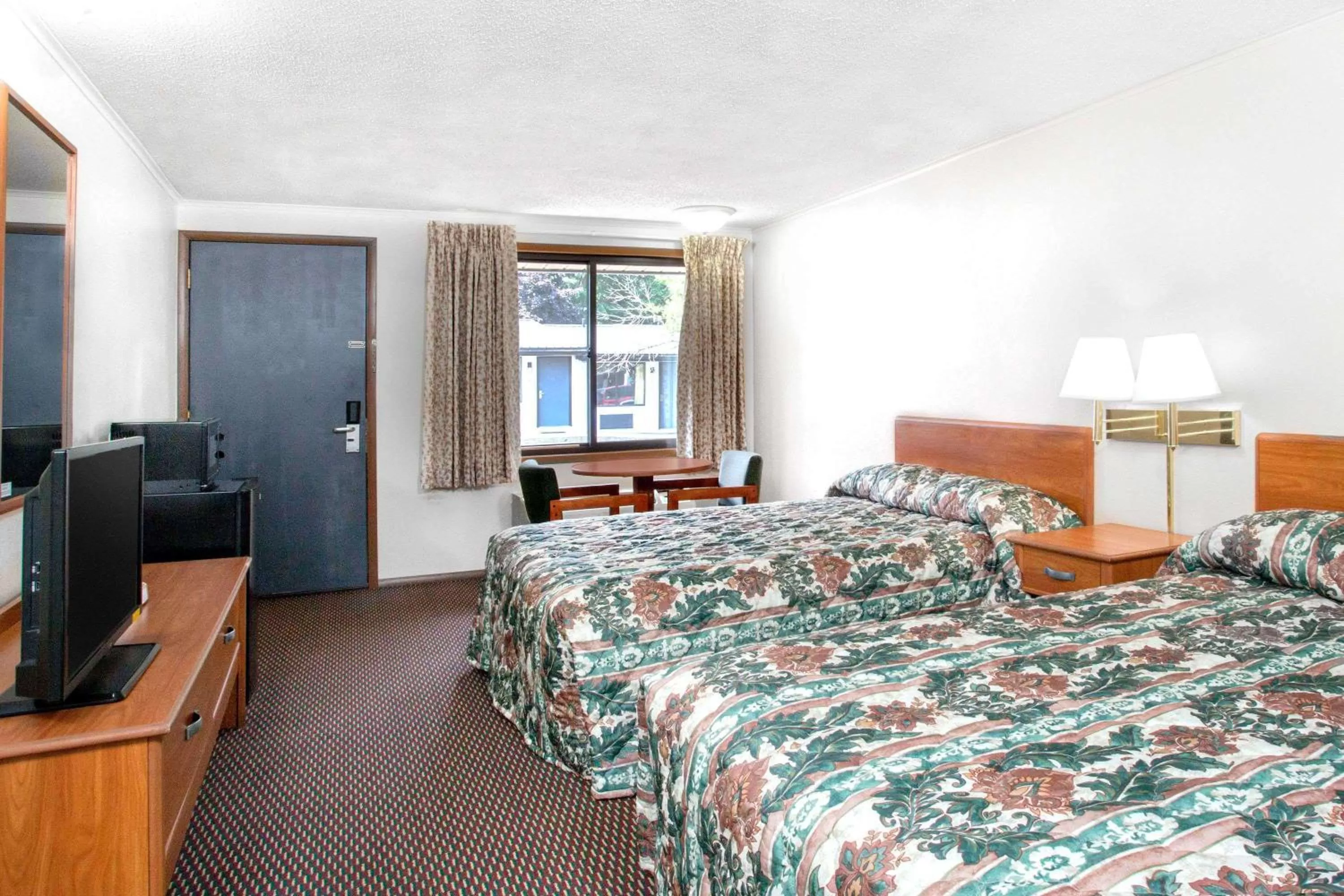 Photo of the whole room, Bed in Knights Inn Pittston