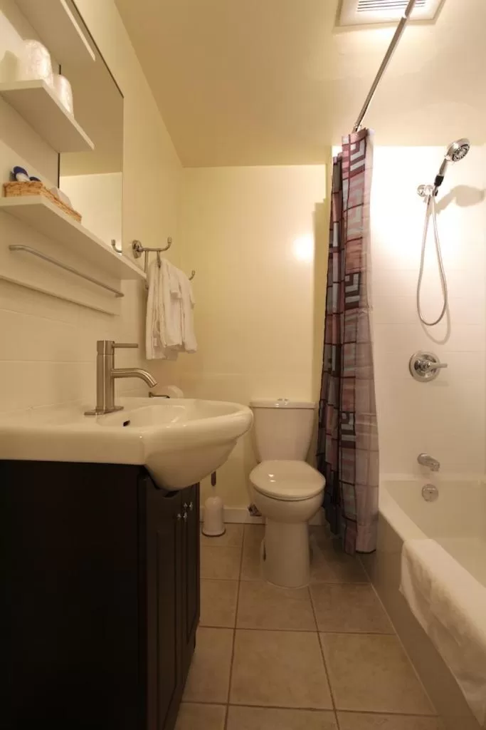 Bathroom in Cherry Tree Inn