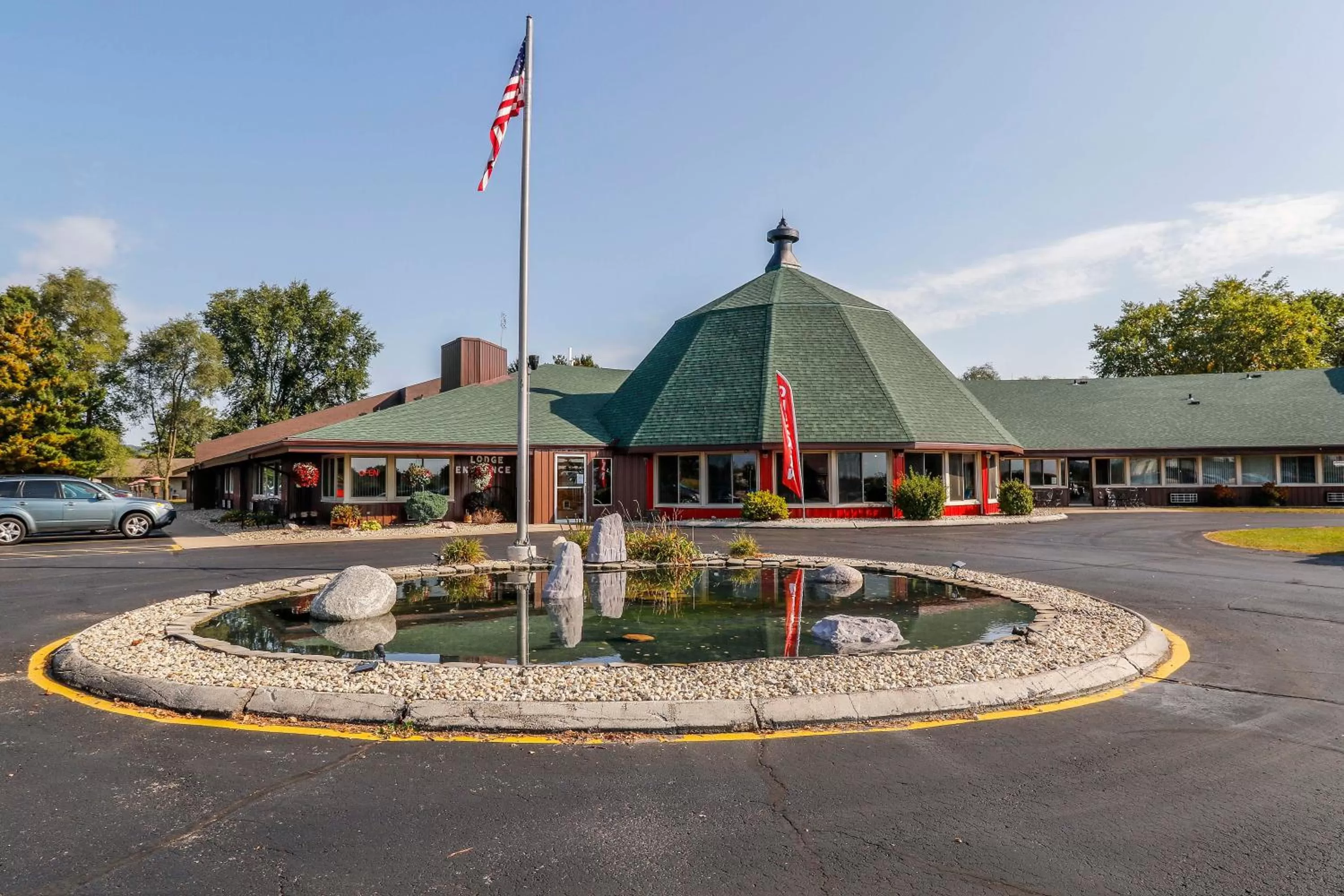 Facade/entrance in Round Barn Lodge