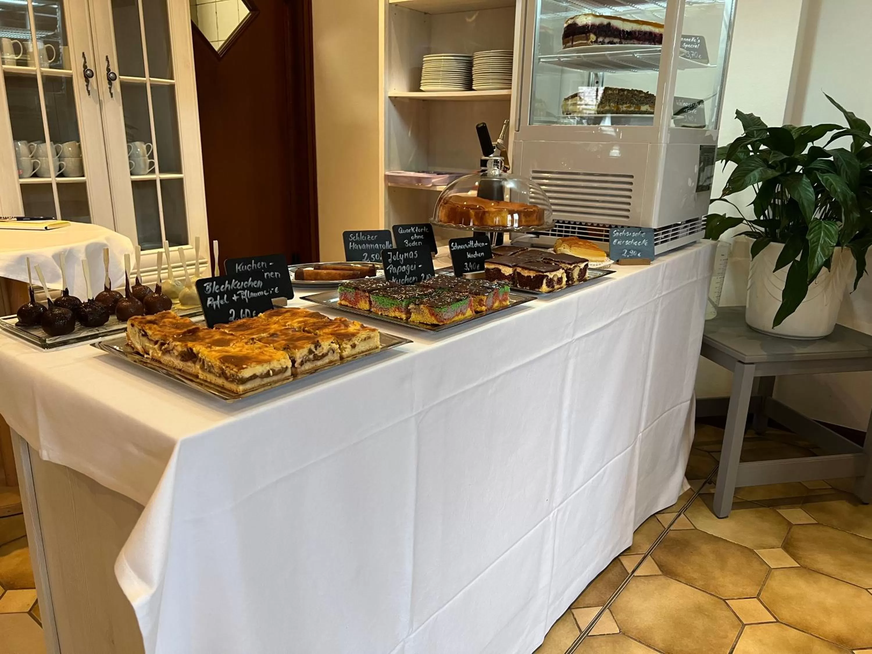 Restaurant/places to eat in Landhotel Der Distelhof mit Scheunencafé