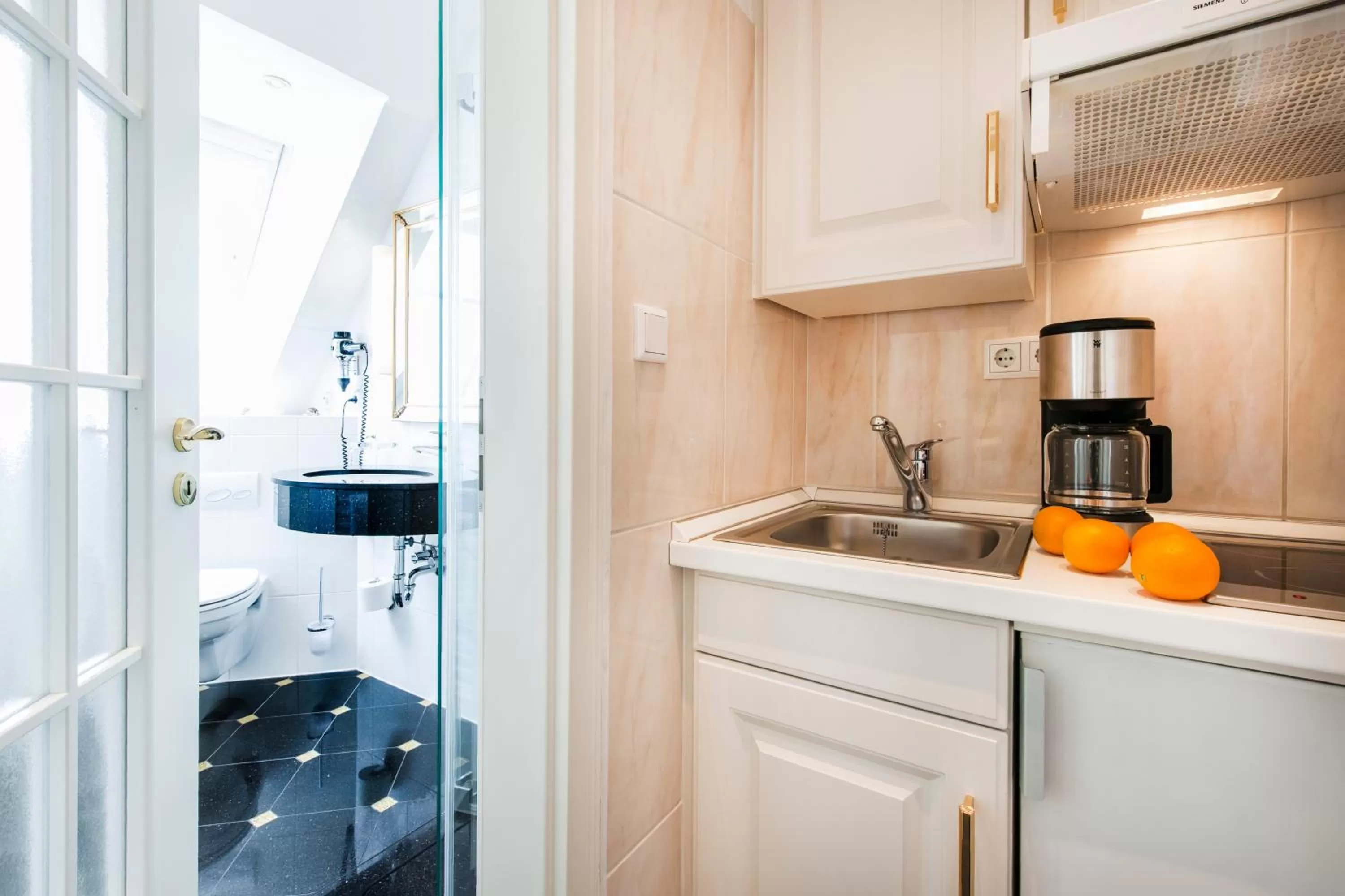 Kitchen or kitchenette, Kitchen/Kitchenette in Hotel Apartments Büngers - Mein Refugium am Meer mit Sommerstrandkorb