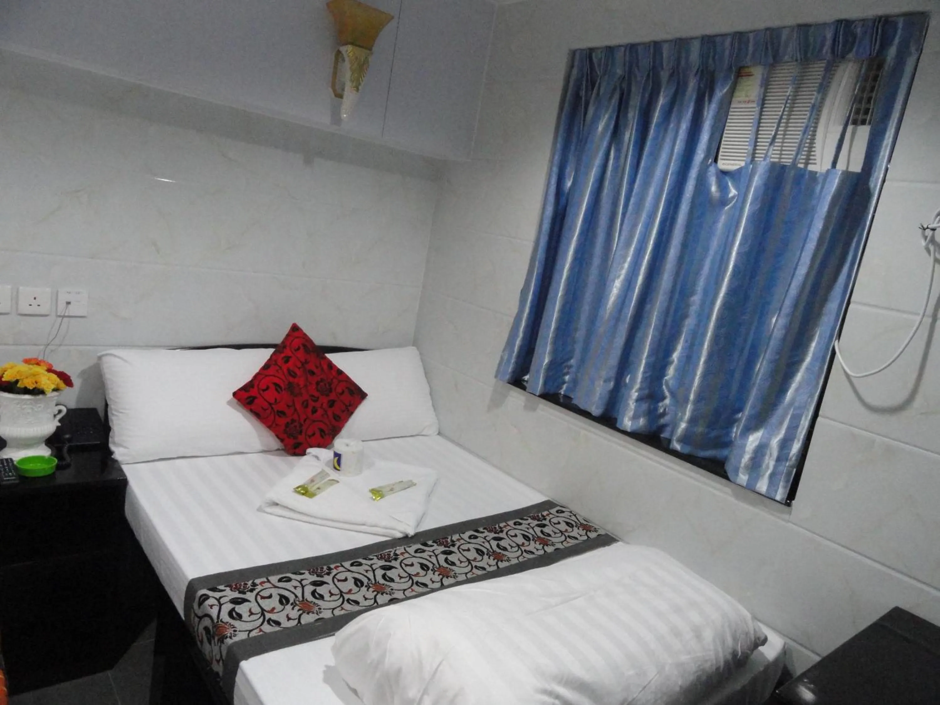 Bed in Paris Guest House DHILLON HOTEL HK LTD 24 HOUR RECEPTION BLOCK D E 10F