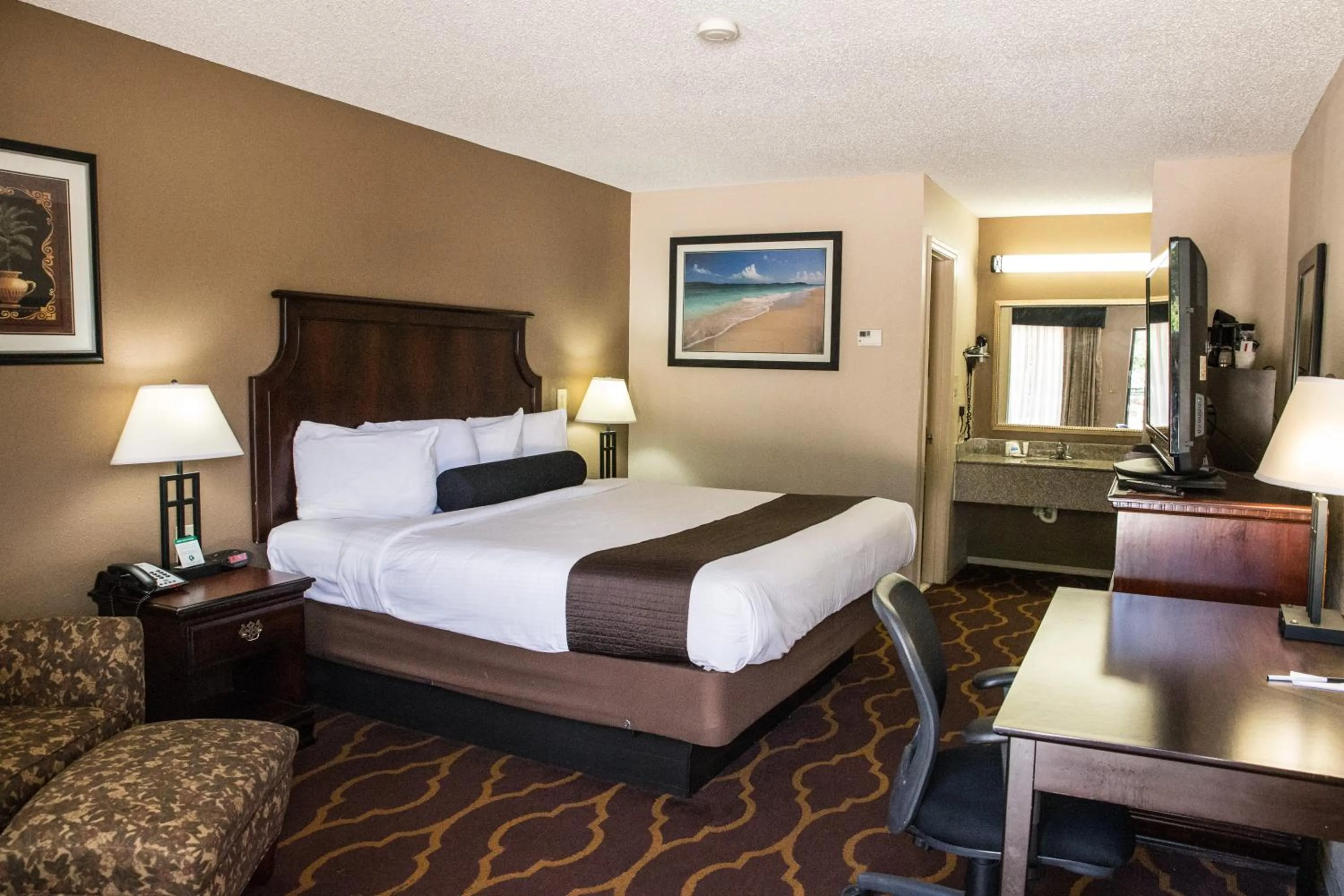 Photo of the whole room, Bed in Mockingbird Inn & Suites