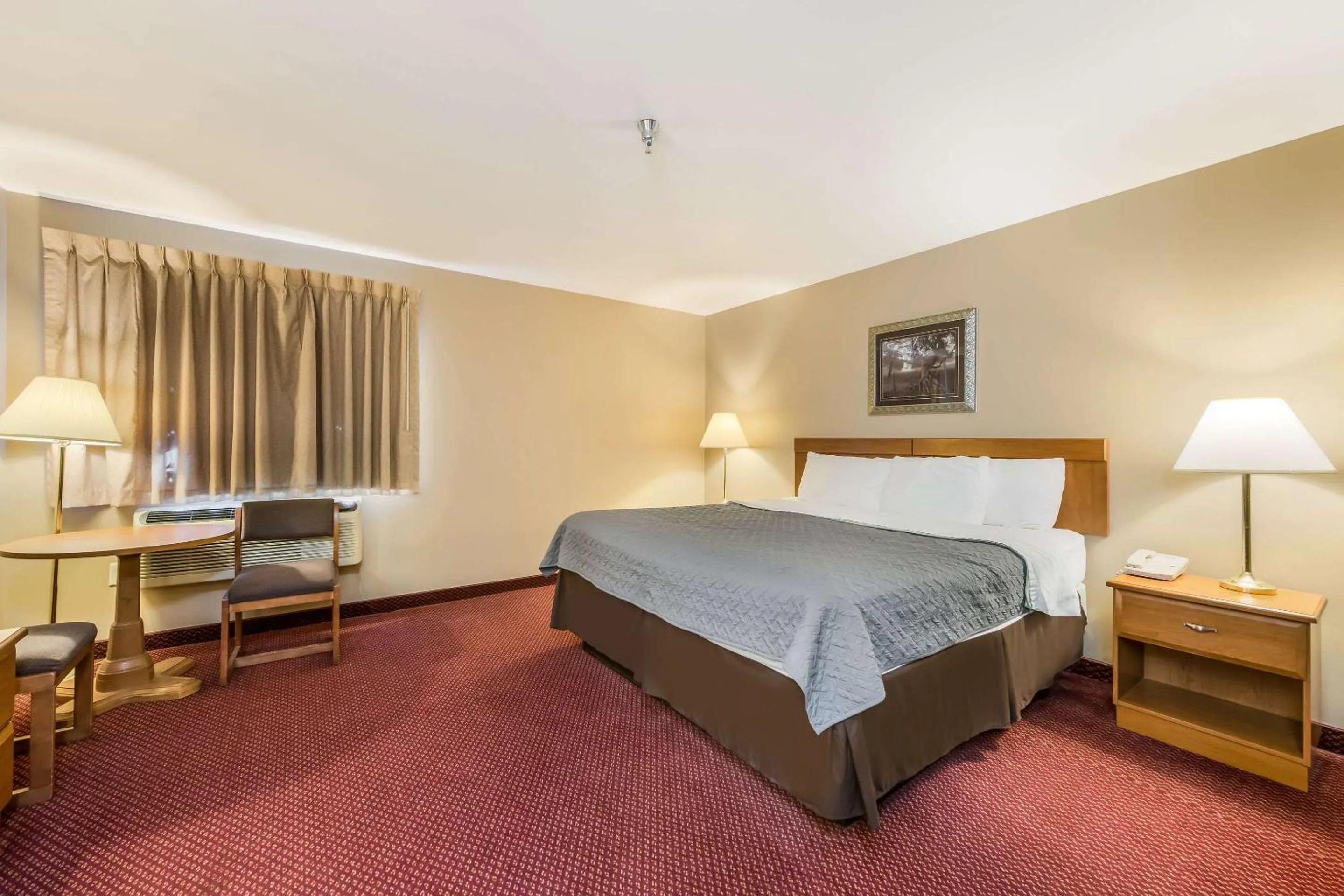 Photo of the whole room, Bed in Econo Lodge