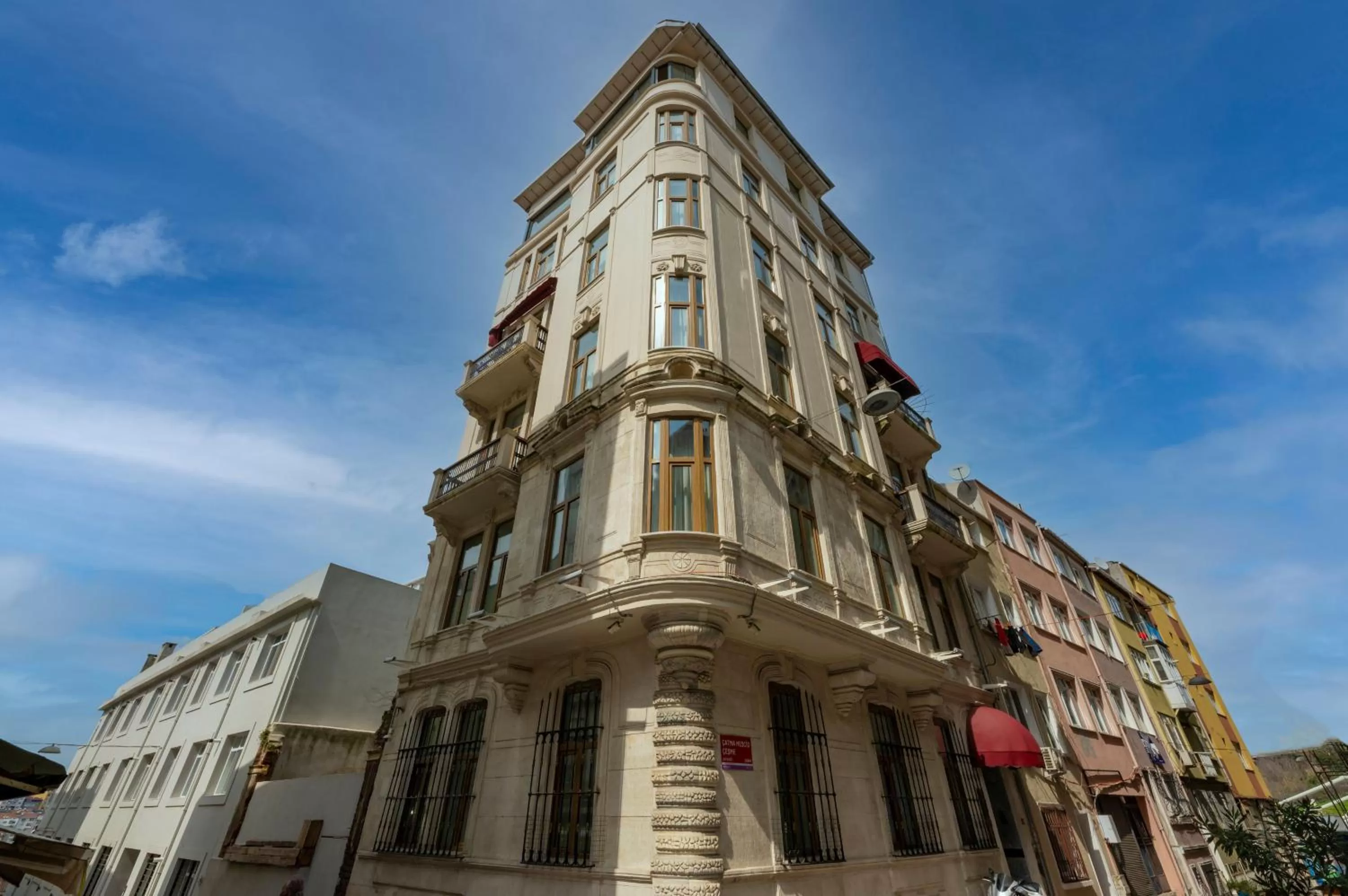 Property building in O'Pera Okanlı Suites